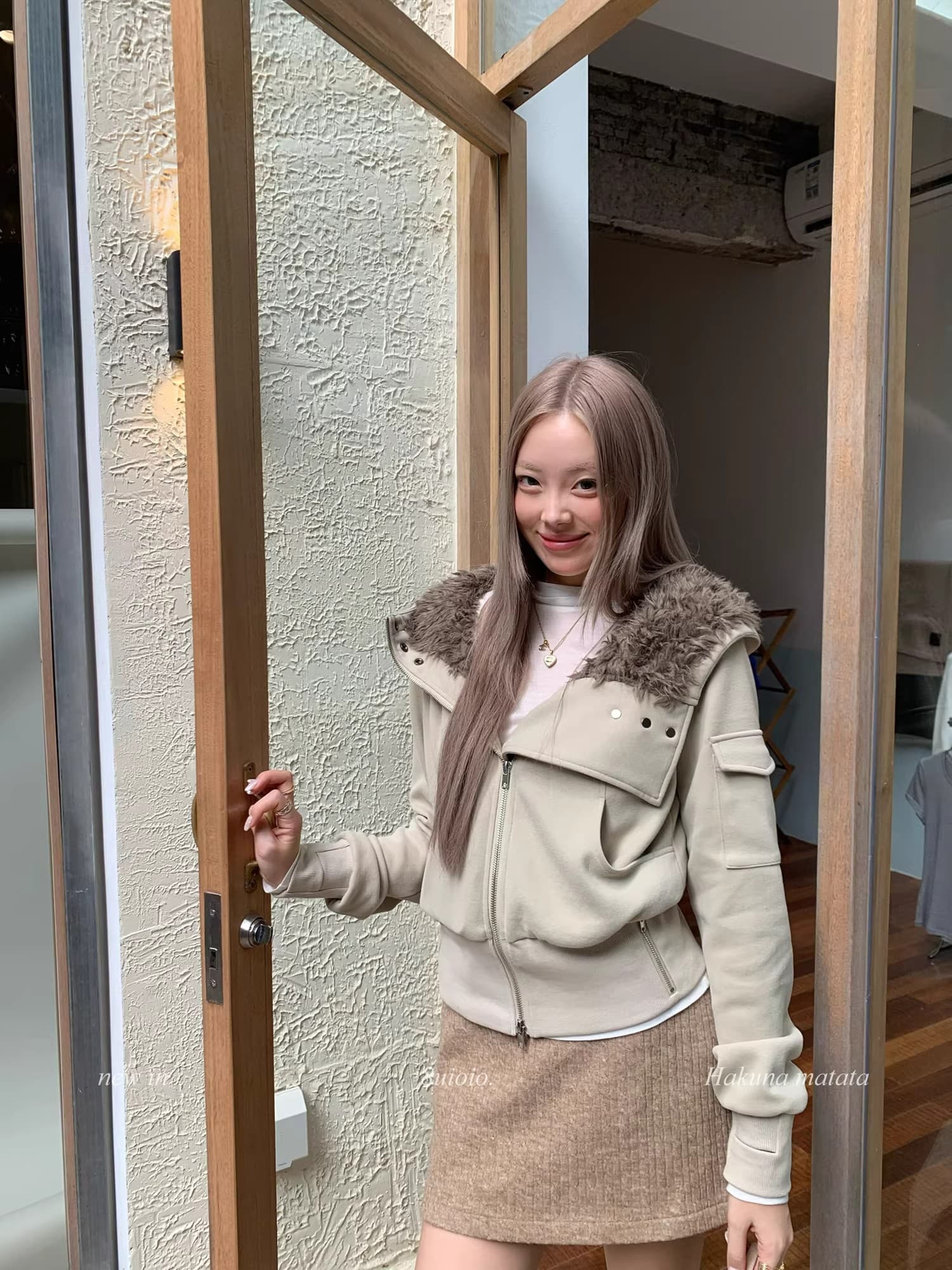 레트로 캐러멜 색상 모피 칼라 여성 코트 2025 겨울 새로운 아메리칸 디자인 센스 몸매 가꾸기 보온 쇼트 스타일 맨위 상세 이미지 18