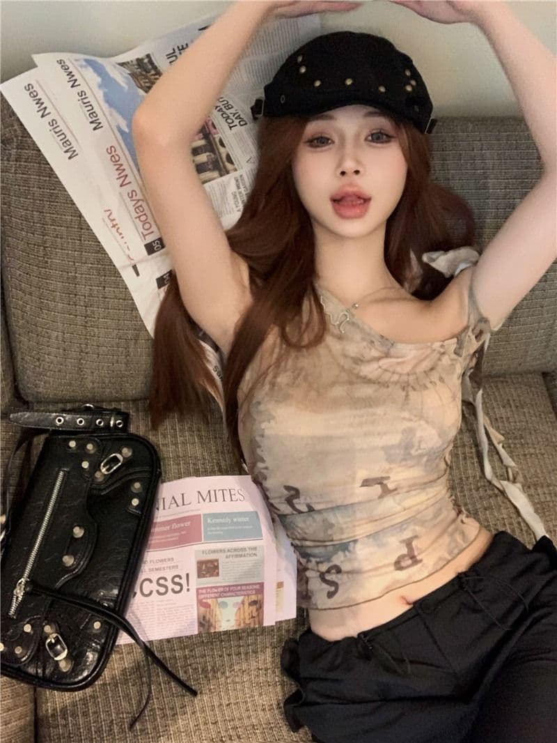 40d 망사 아메리칸 핫걸 낙서 프린트 비스듬한 어깨 티셔츠 여성 여름 세트 민소매 조끼 오프숄더 상세 이미지 5