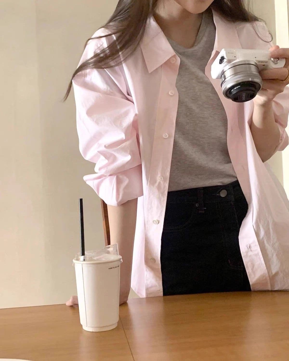 2026 한 부서 품격 디스플레이 화이트 라이트 핑크 여성 셔츠 디자인 센스 작은 대중 패션 연령 감소 폴로 칼라 셔츠 외출용