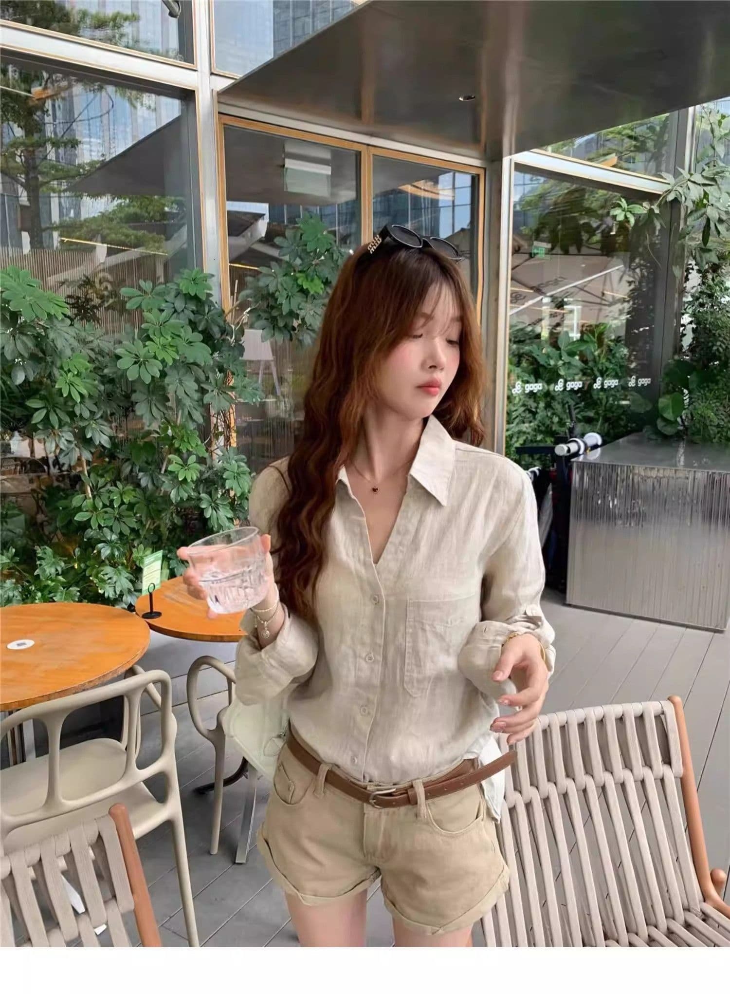 원본 마 색상 아마 오래된 돈 바람 여성 셔츠 여름 얇은 스타일 느슨함 센스 디자인 센스 V넥 면 린넨 셔츠 자외선 차단 맨위 이미지 4