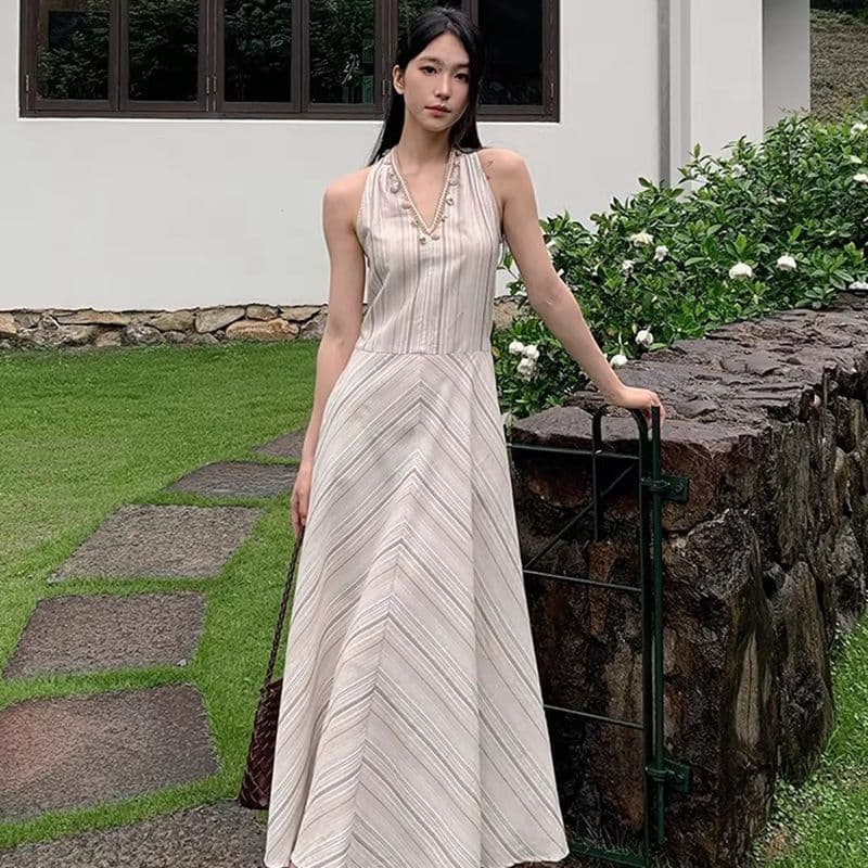 새로운 프랑스식 고급 디자인 센스 베이지 색 V넥 조개 행침 목 A라인 스커트 커피 색상 스트라이프 민소매 여성 드레스 여름