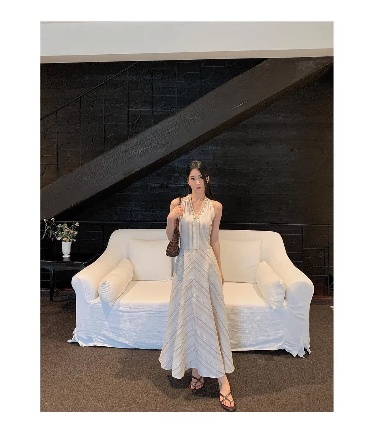 새로운 프랑스식 고급 디자인 센스 베이지 색 V넥 조개 행침 목 A라인 스커트 커피 색상 스트라이프 민소매 여성 드레스 여름 상세 이미지 6