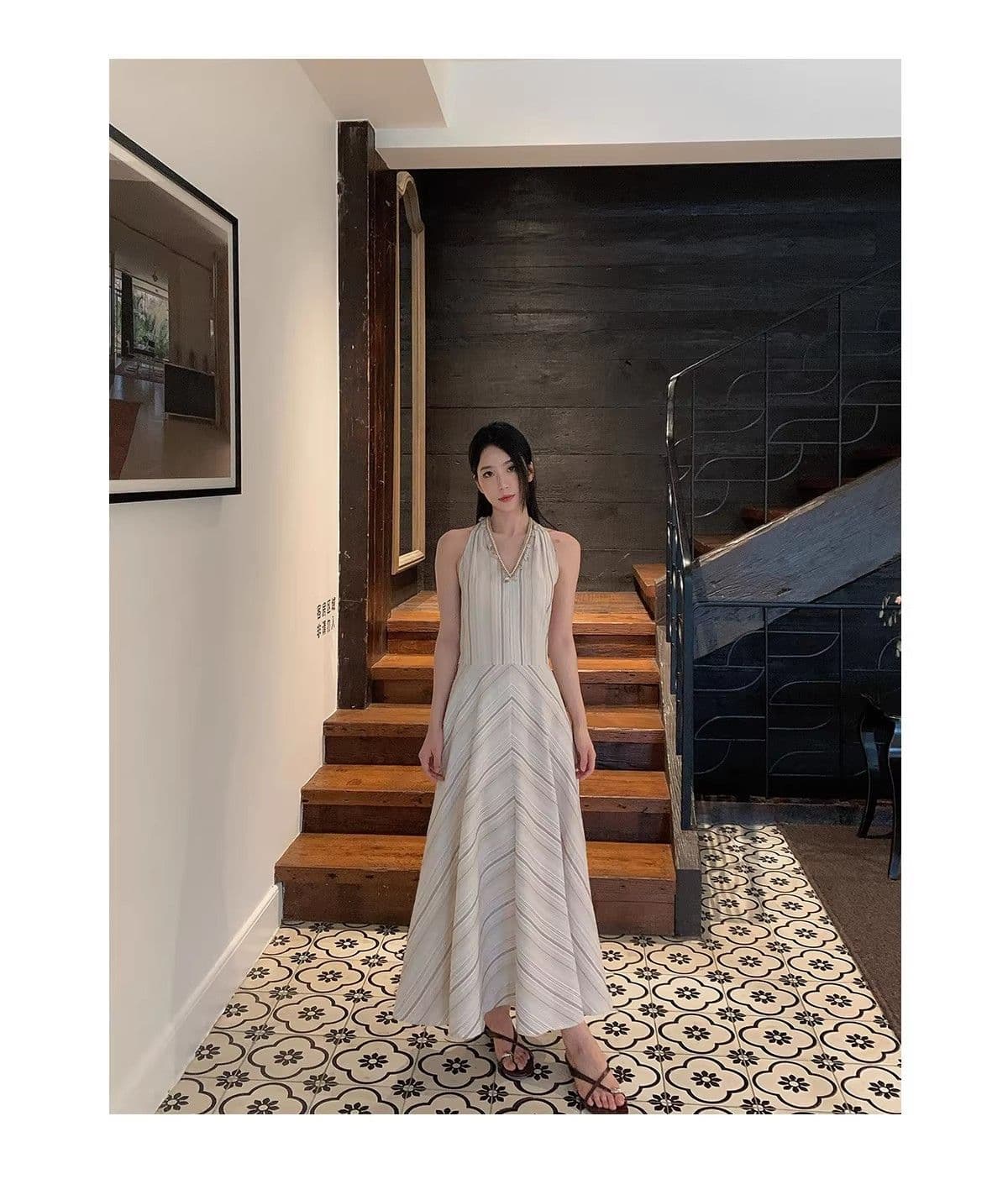 새로운 프랑스식 고급 디자인 센스 베이지 색 V넥 조개 행침 목 A라인 스커트 커피 색상 스트라이프 민소매 여성 드레스 여름 상세 이미지 7