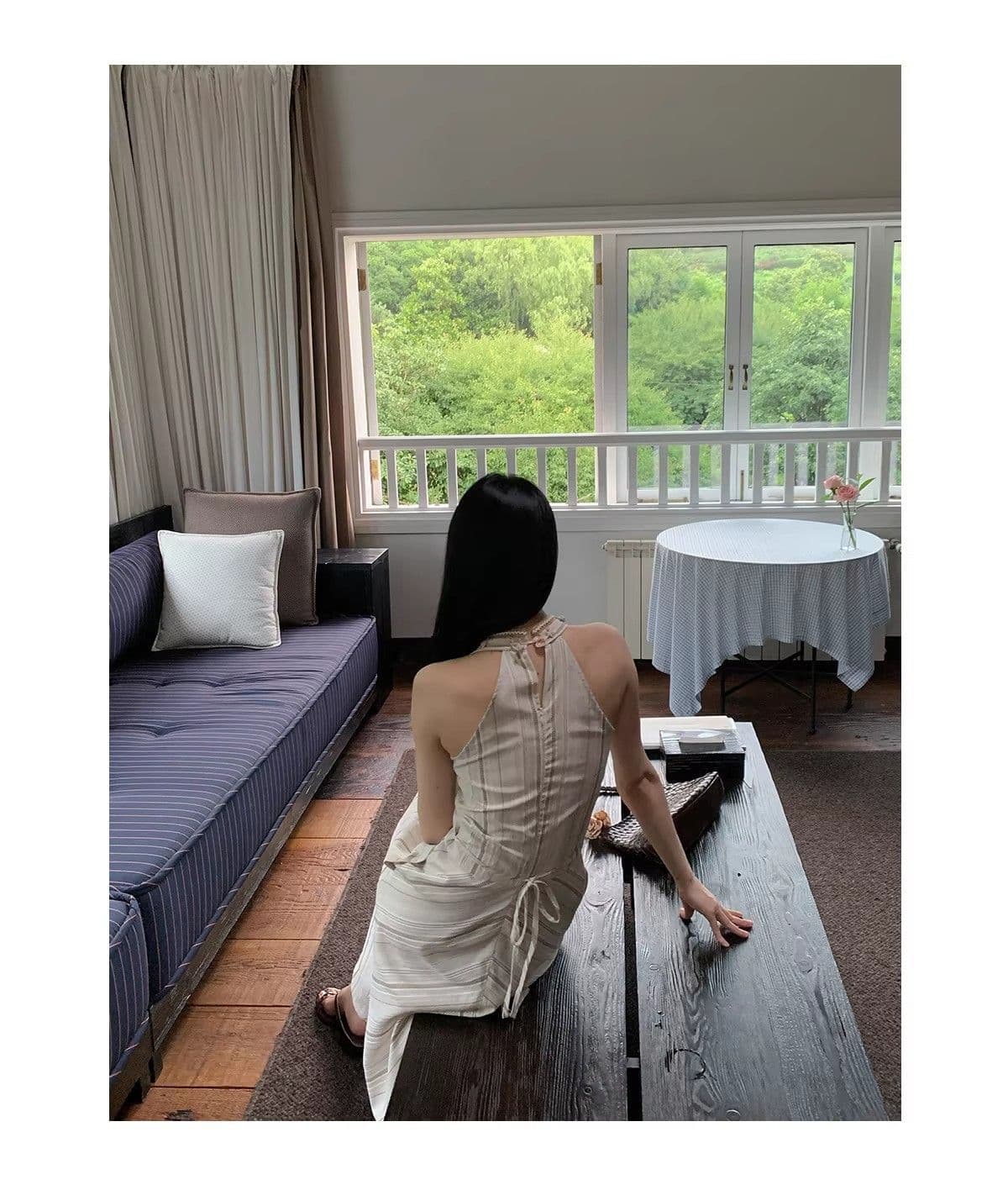 새로운 프랑스식 고급 디자인 센스 베이지 색 V넥 조개 행침 목 A라인 스커트 커피 색상 스트라이프 민소매 여성 드레스 여름 상세 이미지 10