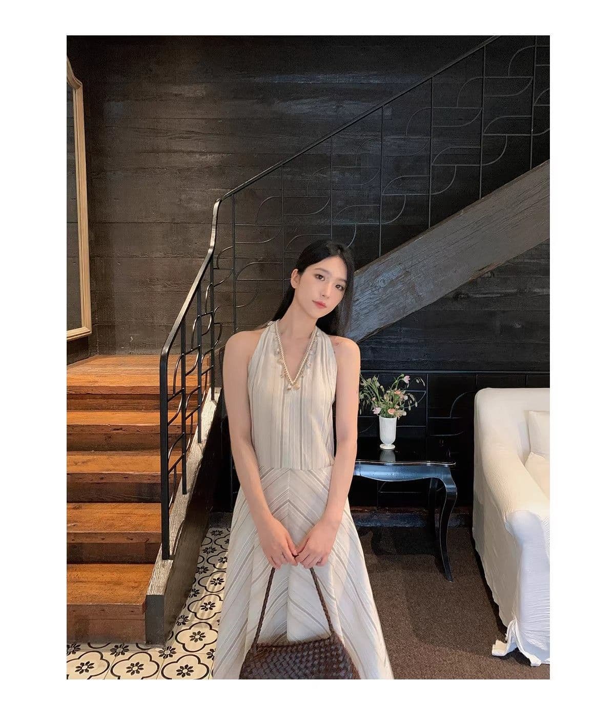 새로운 프랑스식 고급 디자인 센스 베이지 색 V넥 조개 행침 목 A라인 스커트 커피 색상 스트라이프 민소매 여성 드레스 여름 상세 이미지 15