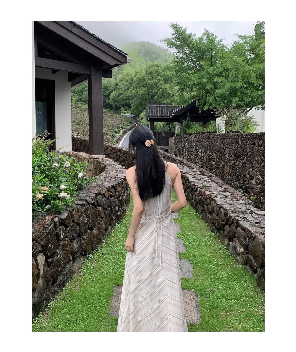 새로운 프랑스식 고급 디자인 센스 베이지 색 V넥 조개 행침 목 A라인 스커트 커피 색상 스트라이프 민소매 여성 드레스 여름 상세 이미지 17