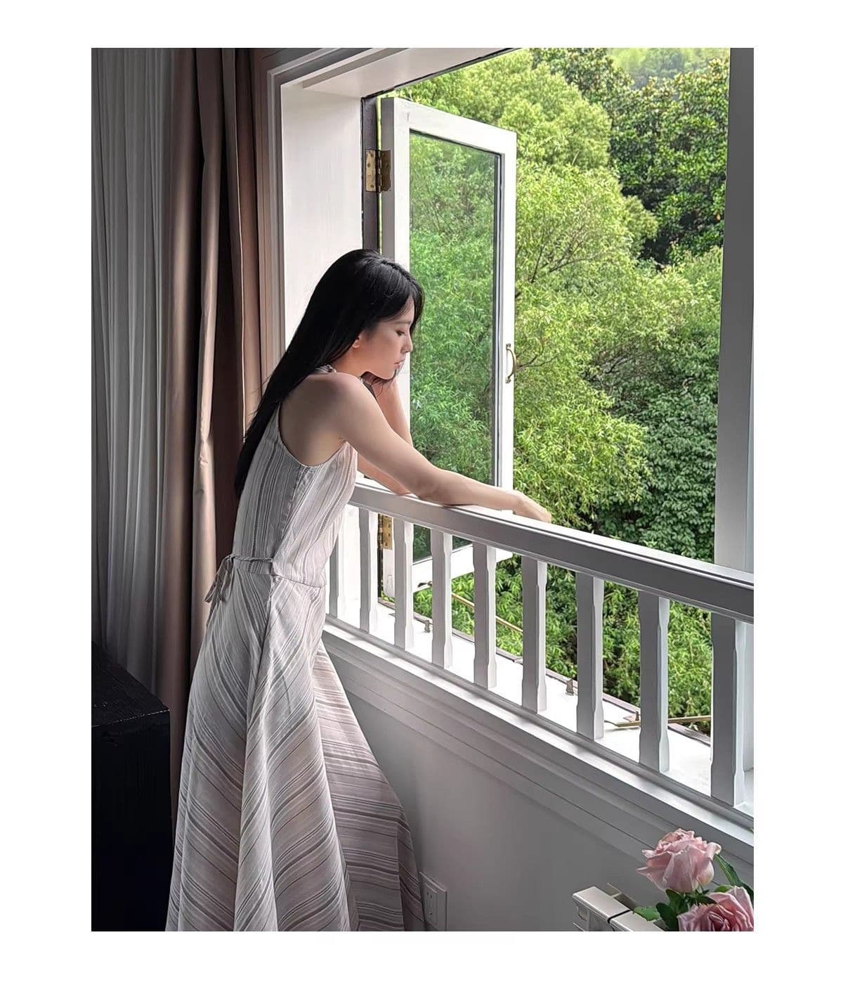 새로운 프랑스식 고급 디자인 센스 베이지 색 V넥 조개 행침 목 A라인 스커트 커피 색상 스트라이프 민소매 여성 드레스 여름 상세 이미지 18