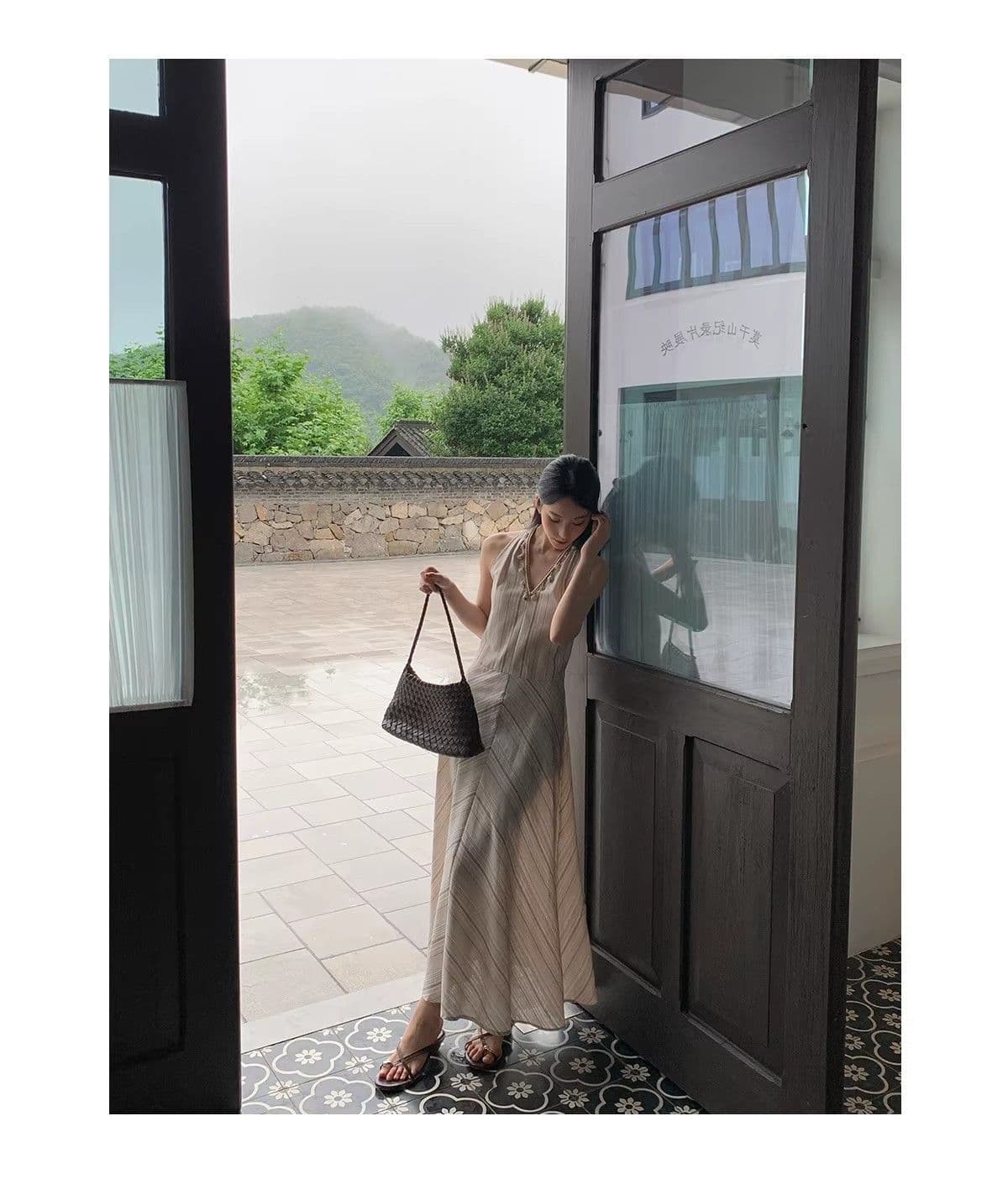 새로운 프랑스식 고급 디자인 센스 베이지 색 V넥 조개 행침 목 A라인 스커트 커피 색상 스트라이프 민소매 여성 드레스 여름 상세 이미지 20
