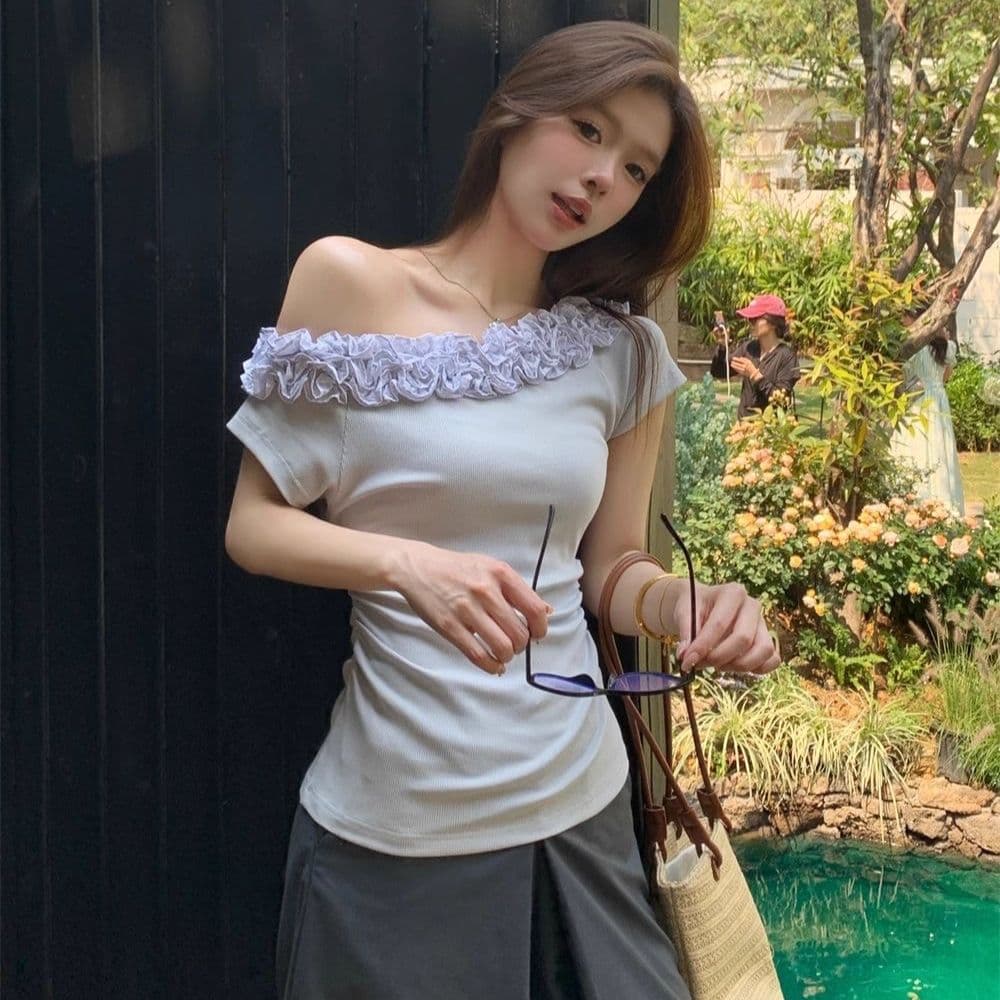 절묘한 소녀 여름 반팔 맨위 2026 새로운 비스듬한 어깨 착용 가져 가라. 슛 쇼네 조각 미니멀리즘 다용도 단색 티셔츠 이미지 2
