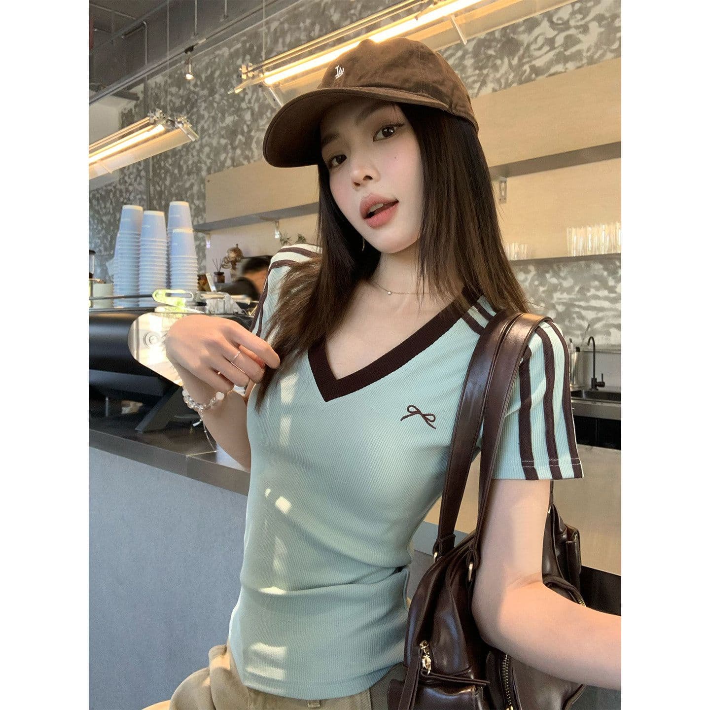 반팔 티셔츠 여성 의류 여름 새로운 한 부서 디자인 센스 몸매 가꾸기 스트라이프 배색 자수 V넥 맨위 상세 이미지 3