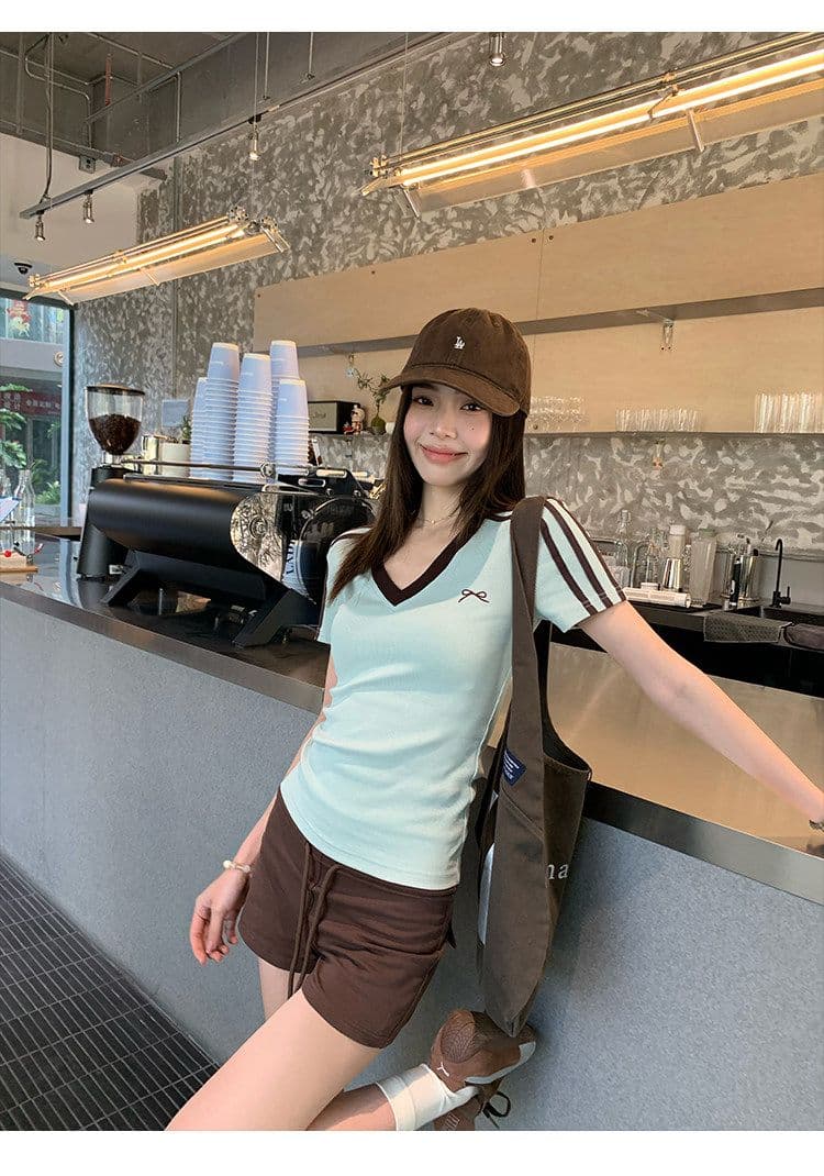 반팔 티셔츠 여성 의류 여름 새로운 한 부서 디자인 센스 몸매 가꾸기 스트라이프 배색 자수 V넥 맨위 상세 이미지 17