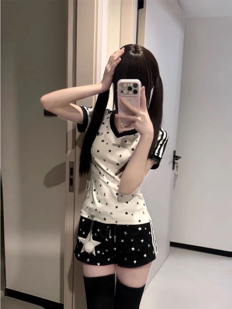 매춘부 여름 ootd 착용 가져 가라. 세트 슬림해 보이는 V넥 별 쇼트 스타일 티셔츠 캐주얼 검정색 반바지 트렌디 투피스 세트 상세 이미지 3