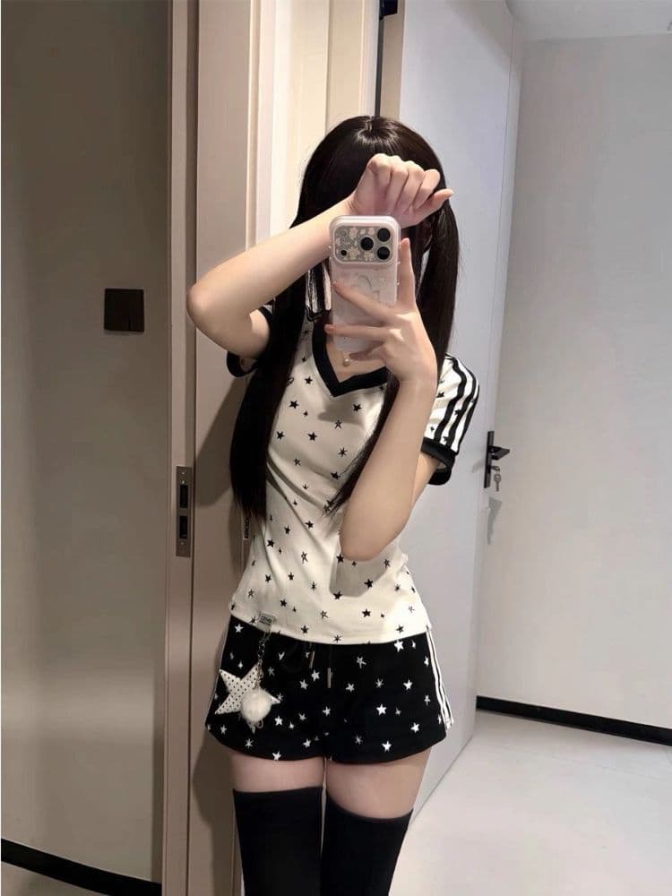 매춘부 여름 ootd 착용 가져 가라. 세트 슬림해 보이는 V넥 별 쇼트 스타일 티셔츠 캐주얼 검정색 반바지 트렌디 투피스 세트 상세 이미지 4