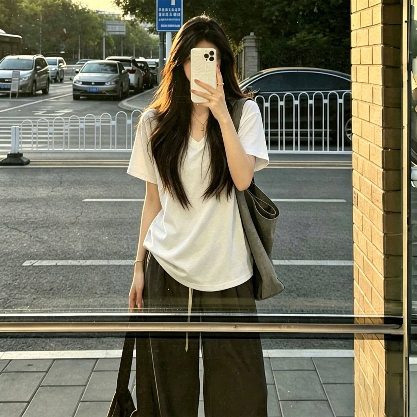 긍정적 인 어깨 V넥 단색 반팔 티셔츠 여성 여름 한국 스타일 루즈핏 슬림해 보이는 반소매 맨위 미니멀리즘 다용도 캐주얼 티셔츠 이미지 2