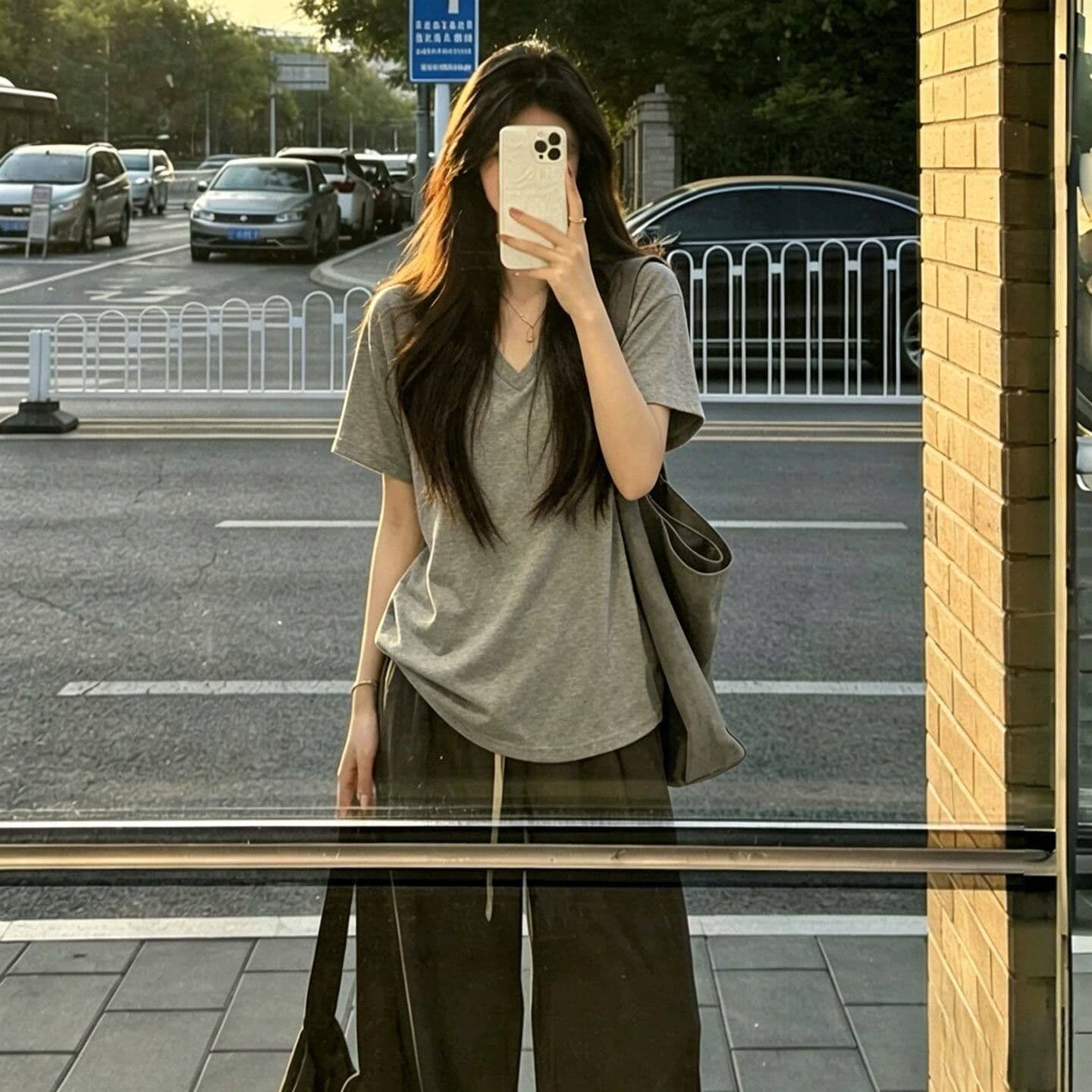 긍정적 인 어깨 V넥 단색 반팔 티셔츠 여성 여름 한국 스타일 루즈핏 슬림해 보이는 반소매 맨위 미니멀리즘 다용도 캐주얼 티셔츠 상세 이미지 3