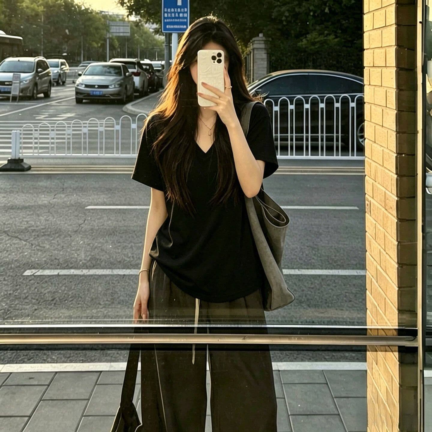 긍정적 인 어깨 V넥 단색 반팔 티셔츠 여성 여름 한국 스타일 루즈핏 슬림해 보이는 반소매 맨위 미니멀리즘 다용도 캐주얼 티셔츠 상세 이미지 6