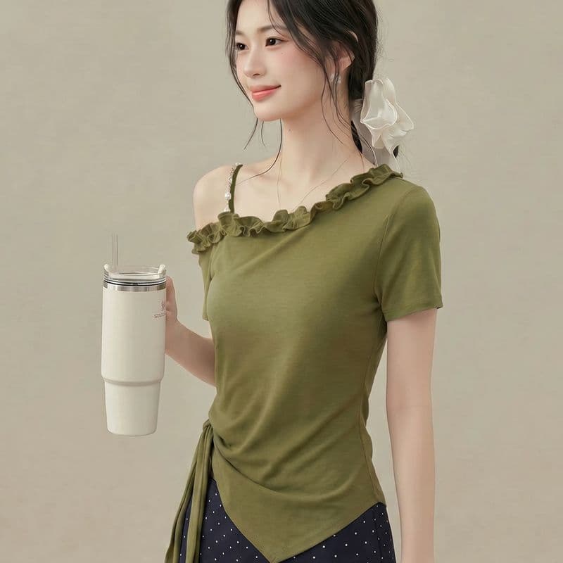 불규칙 프릴 비스듬한 칼라 오프숄더 스트랩 허리 수축 반팔 티셔츠 여성 2026 여름 새로운 디자인 센스 맨위