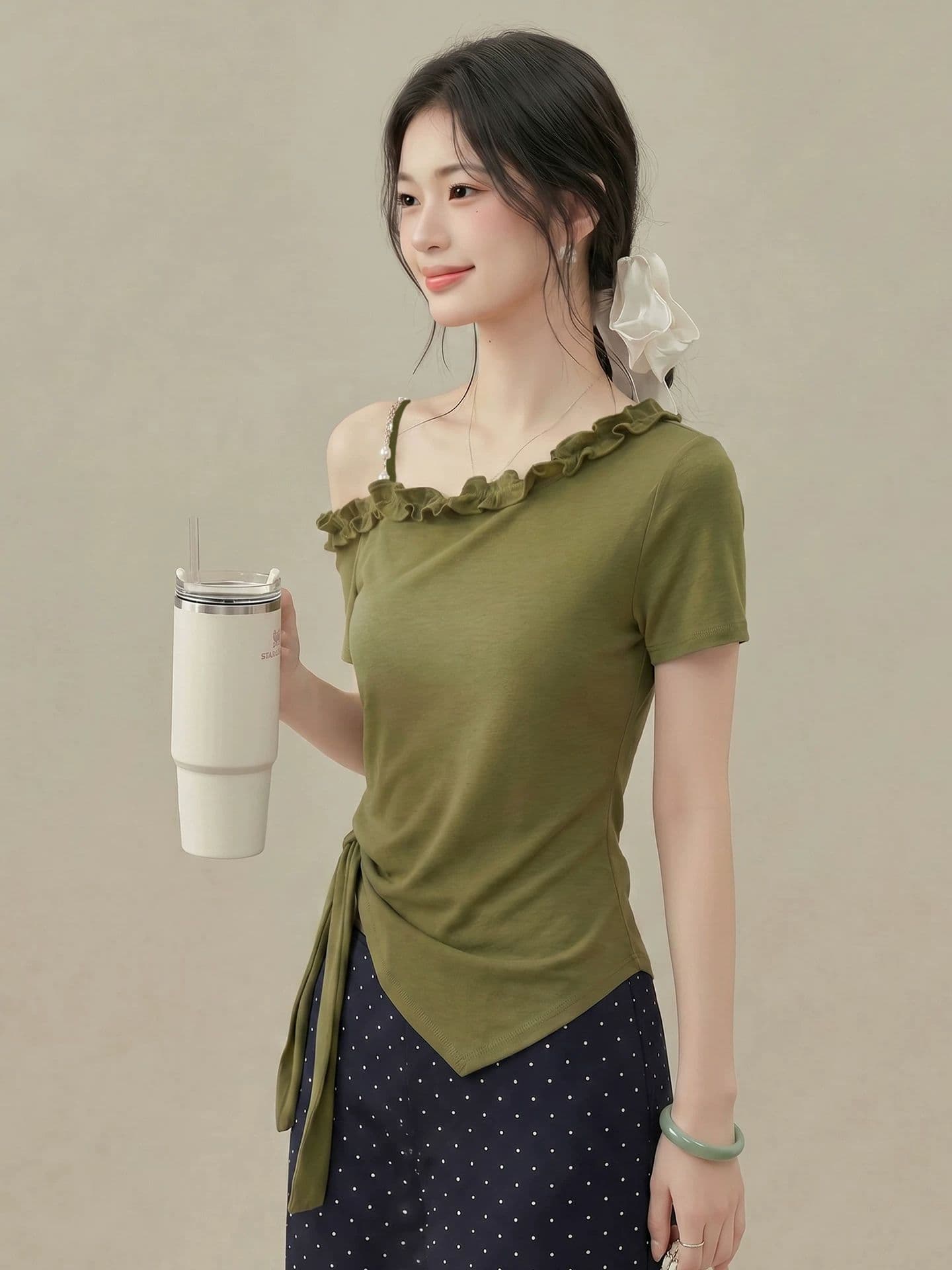 불규칙 프릴 비스듬한 칼라 오프숄더 스트랩 허리 수축 반팔 티셔츠 여성 2026 여름 새로운 디자인 센스 맨위 상세 이미지 3