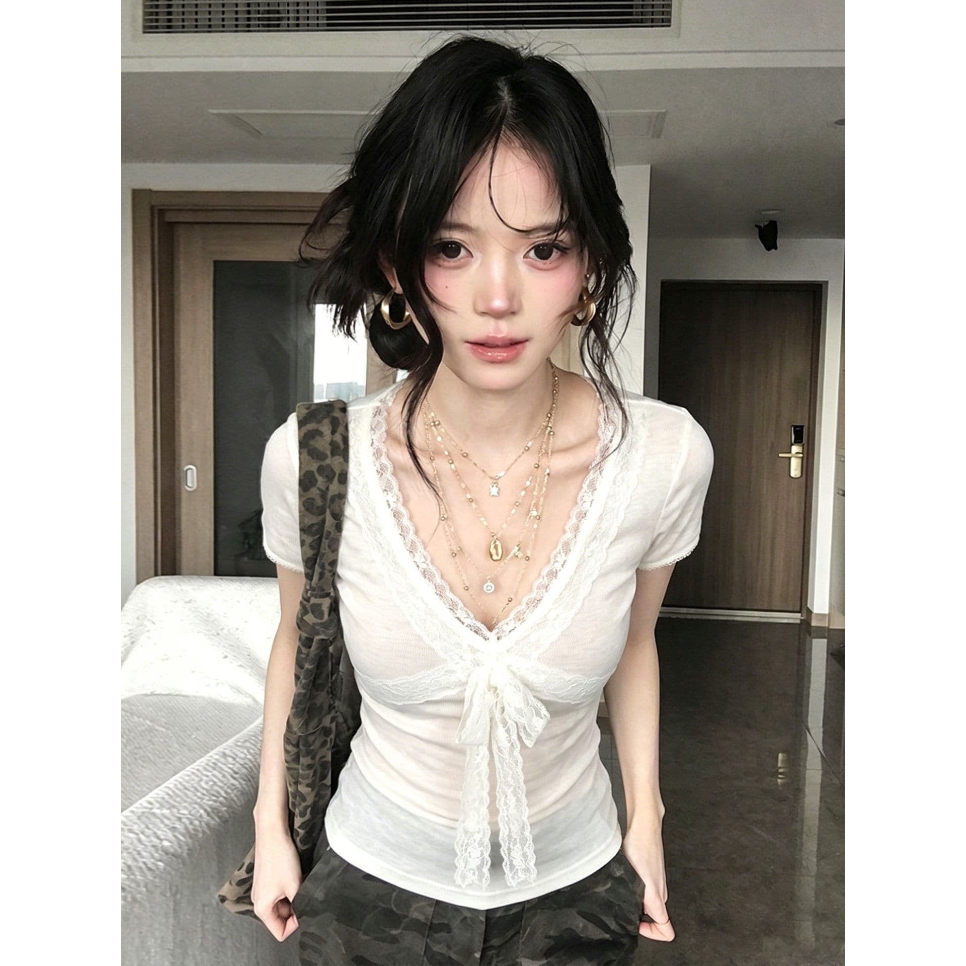 원본 순면 원단 한 부서 V넥 반팔 티셔츠 여름 레이스 조각 스트랩 핫걸 인사이드 잡아라. 의류 이미지 4