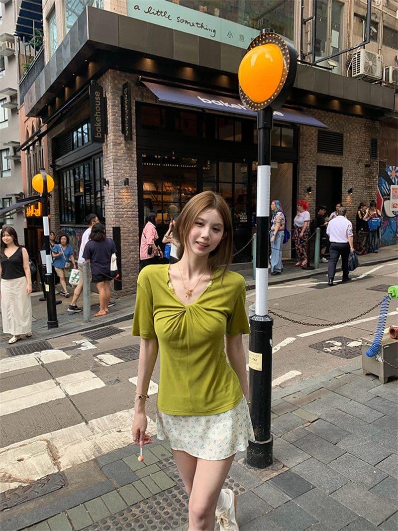 200그램 1 1 인 면 녹색 V넥 비틀림 반팔 티셔츠 여성 여름 디자인 센스 비즈 다용도 맨위 상세 이미지 14
