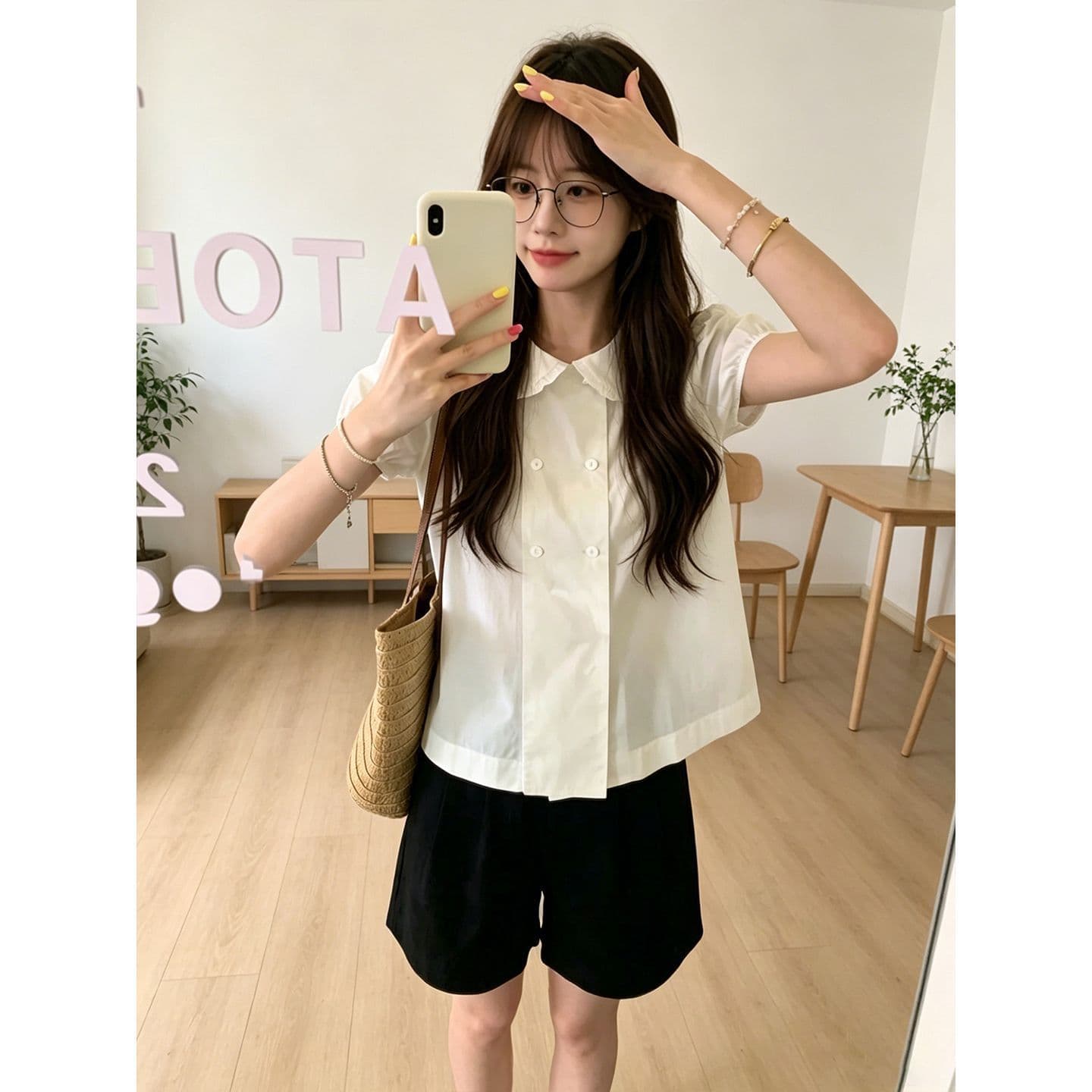 화이트 베이비 칼라 이중 버튼 반팔 셔츠 여자 여름 새로운 디자인 센스 거품 소매 쇼트 스타일 셔츠 맨위 이미지 4