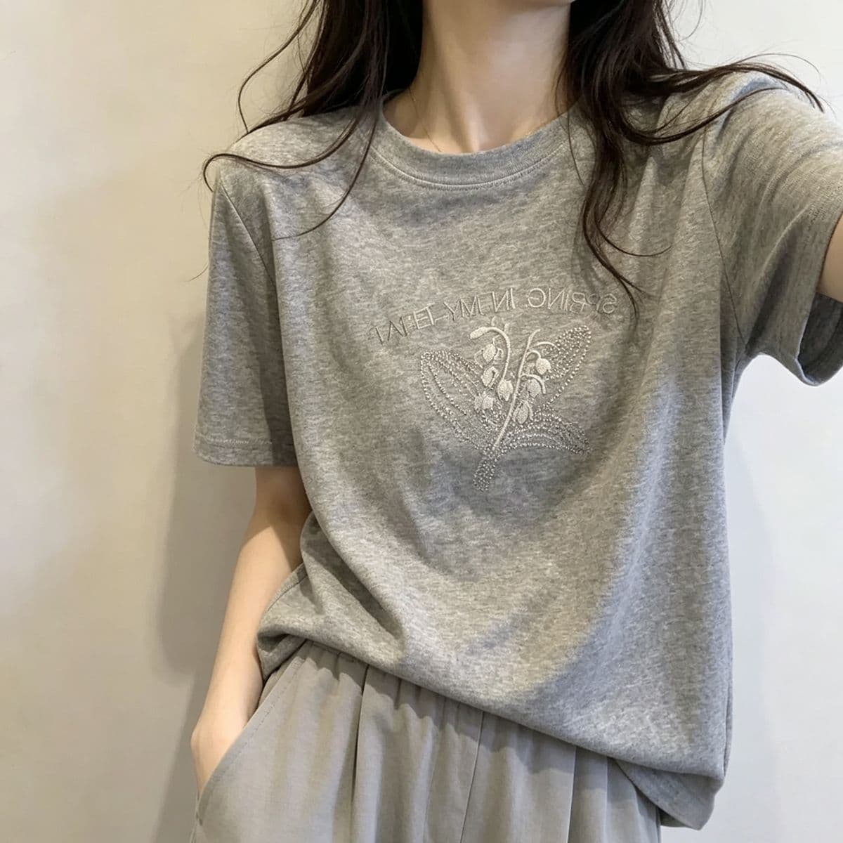 200그램 게으른 면 65 면 35 폴리 에스터 자수 반팔 티셔츠 여성 여름 새로운 루즈핏 얇은 스타일 다용도 맨위 이미지 2