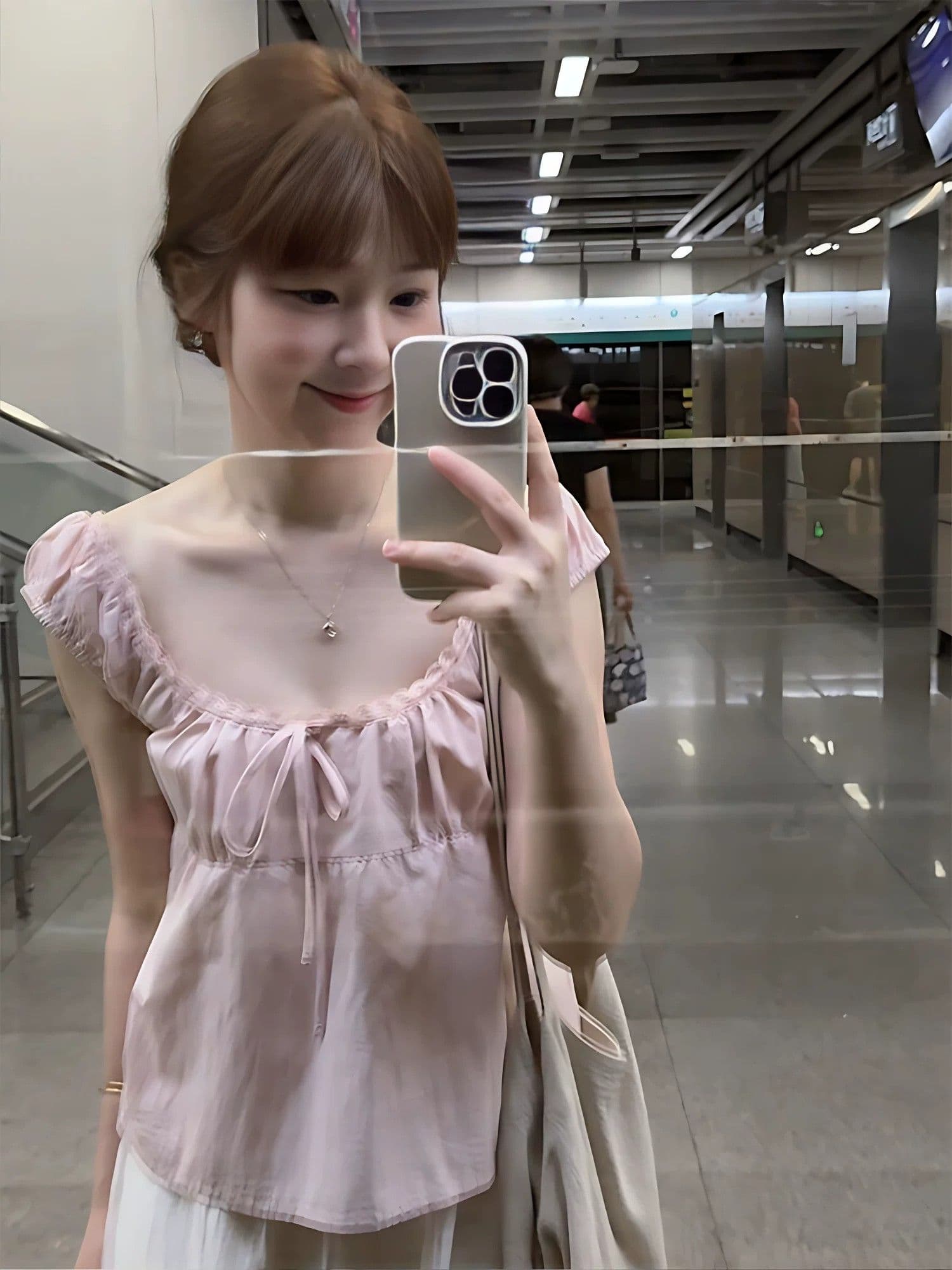 핑크색 u 칼라 레이스 프랑스식 반팔 티셔츠 여성 여름 2026 년 새로운 슬림해 보이는 디자인 센스 작은 대중 아름다운 맨위 상세 이미지 8