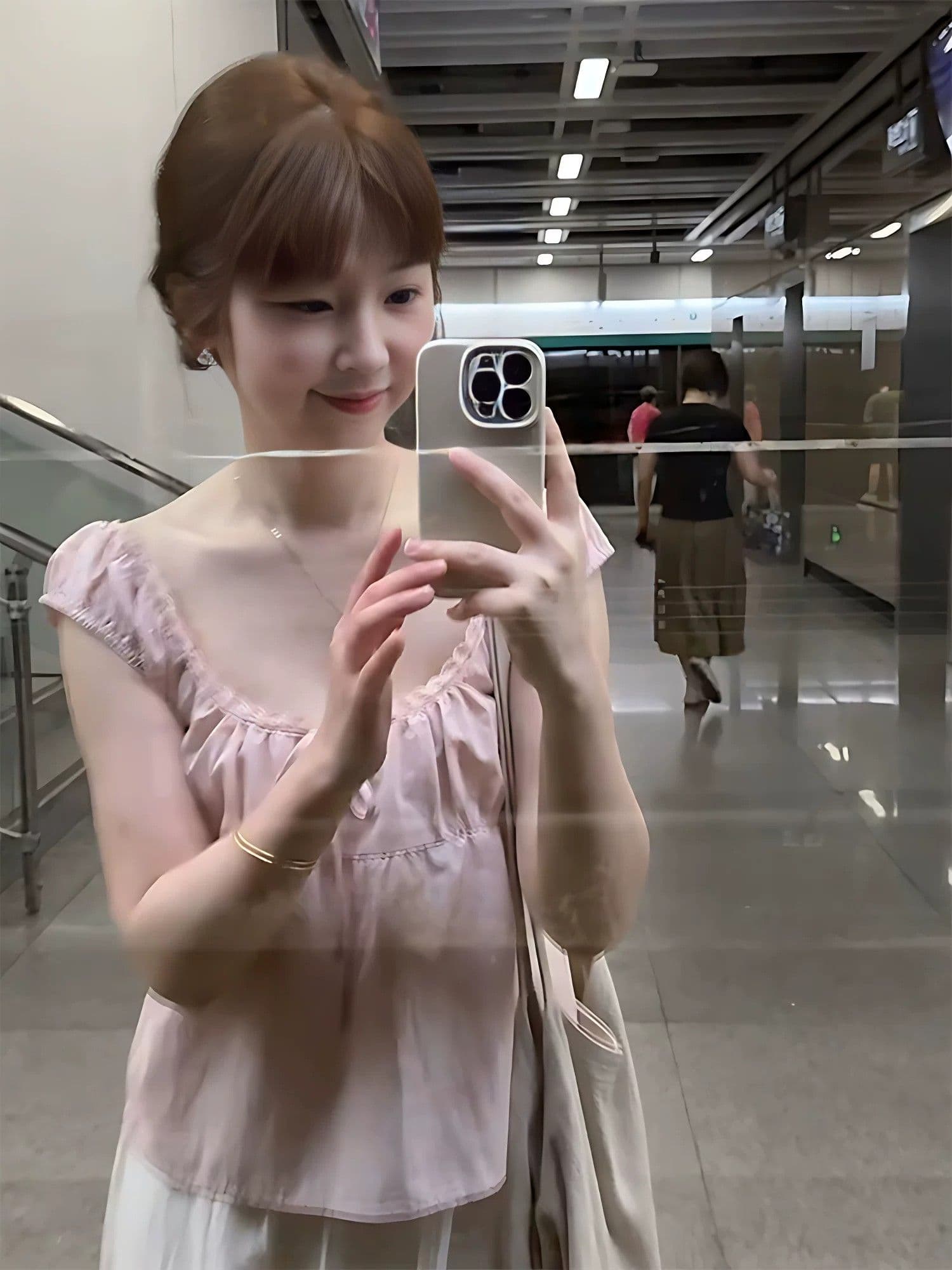 핑크색 u 칼라 레이스 프랑스식 반팔 티셔츠 여성 여름 2026 년 새로운 슬림해 보이는 디자인 센스 작은 대중 아름다운 맨위 상세 이미지 9