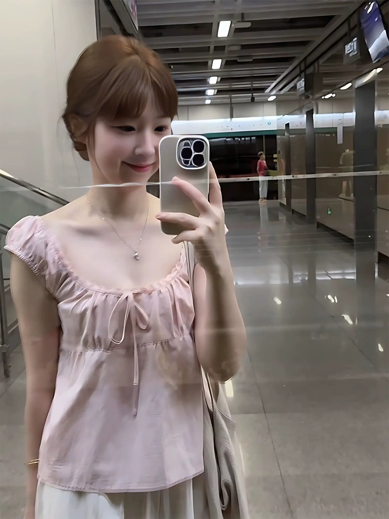 핑크색 u 칼라 레이스 프랑스식 반팔 티셔츠 여성 여름 2026 년 새로운 슬림해 보이는 디자인 센스 작은 대중 아름다운 맨위 상세 이미지 10
