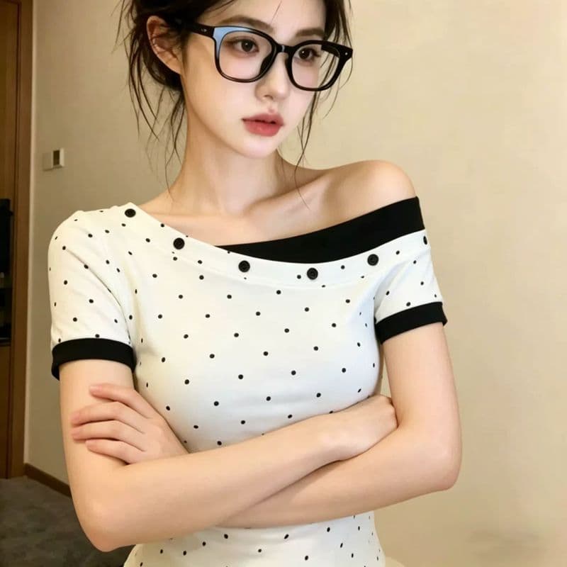 한 부서 배색 화이트 도트 무늬 비스듬한 오프숄더 반팔 티셔츠 여성 여름 ins 페이크 레이어드 몸매 가꾸기 허리 수축 핫걸 맨위 이미지 2