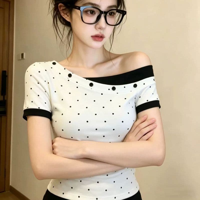 한 부서 배색 화이트 도트 무늬 비스듬한 오프숄더 반팔 티셔츠 여성 여름 ins 페이크 레이어드 몸매 가꾸기 허리 수축 핫걸 맨위 이미지 4