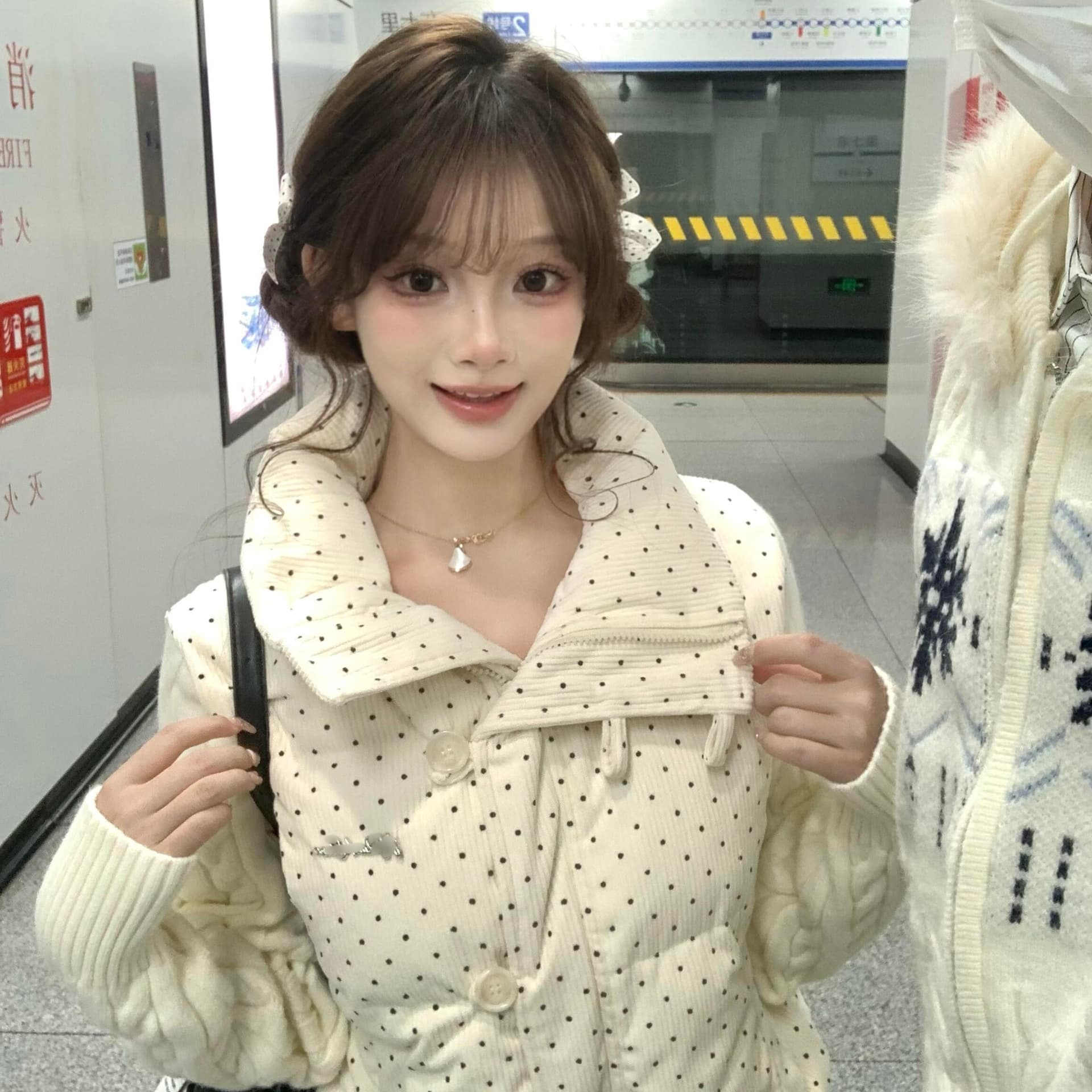 한 부서 달콤함 도트 무늬 니트 패치워크 긴팔 면 의류 여성 코트 겨울 루즈핏 두꺼운 쇼트 스타일 보온 패딩 재킷 이미지 3