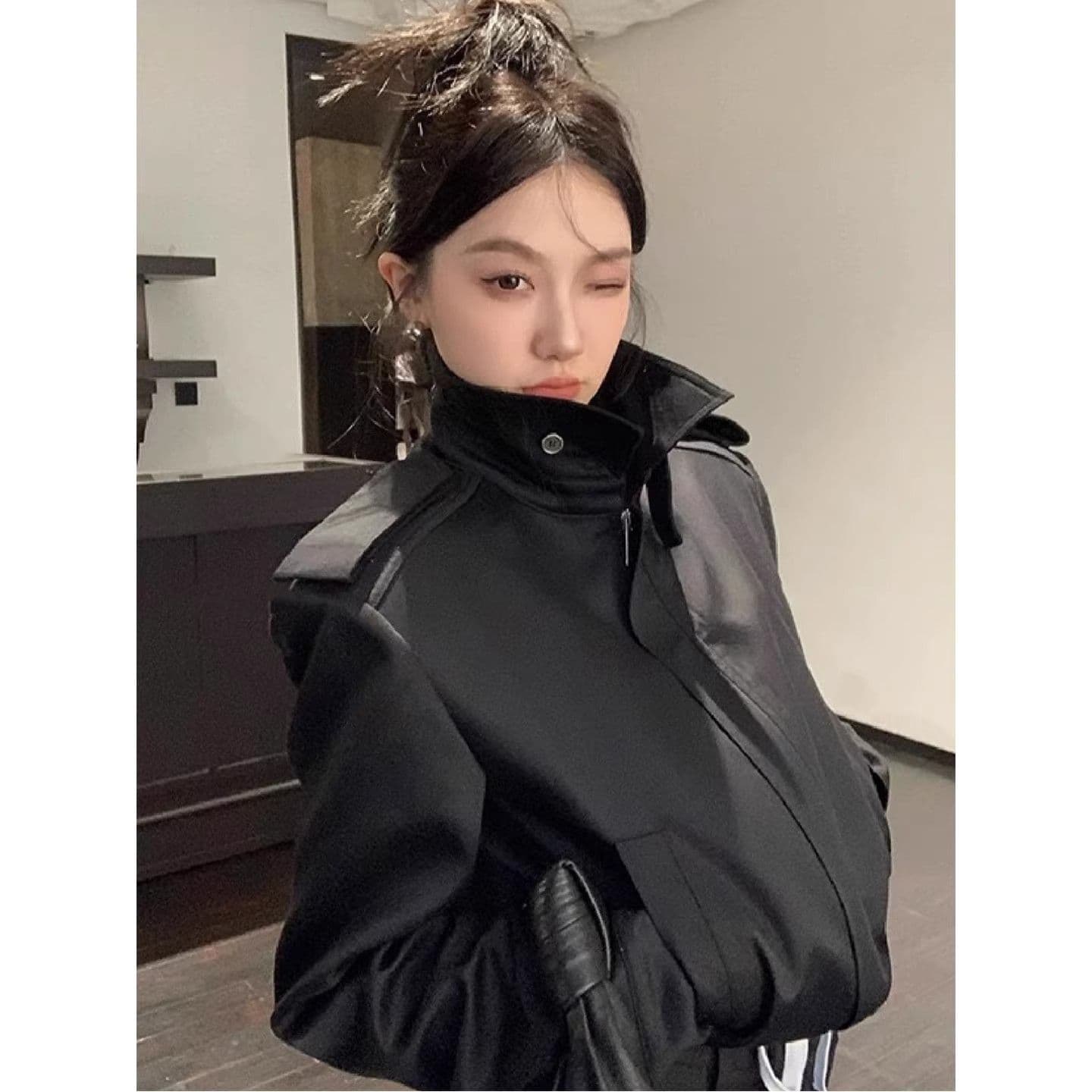 검정색 스탠드 칼라 넓은 어깨 여성 코트 가을 새로운 개성 단색 레트로 쇼트 스타일 캐주얼 다용도 재킷 맨위 트렌디 이미지 2