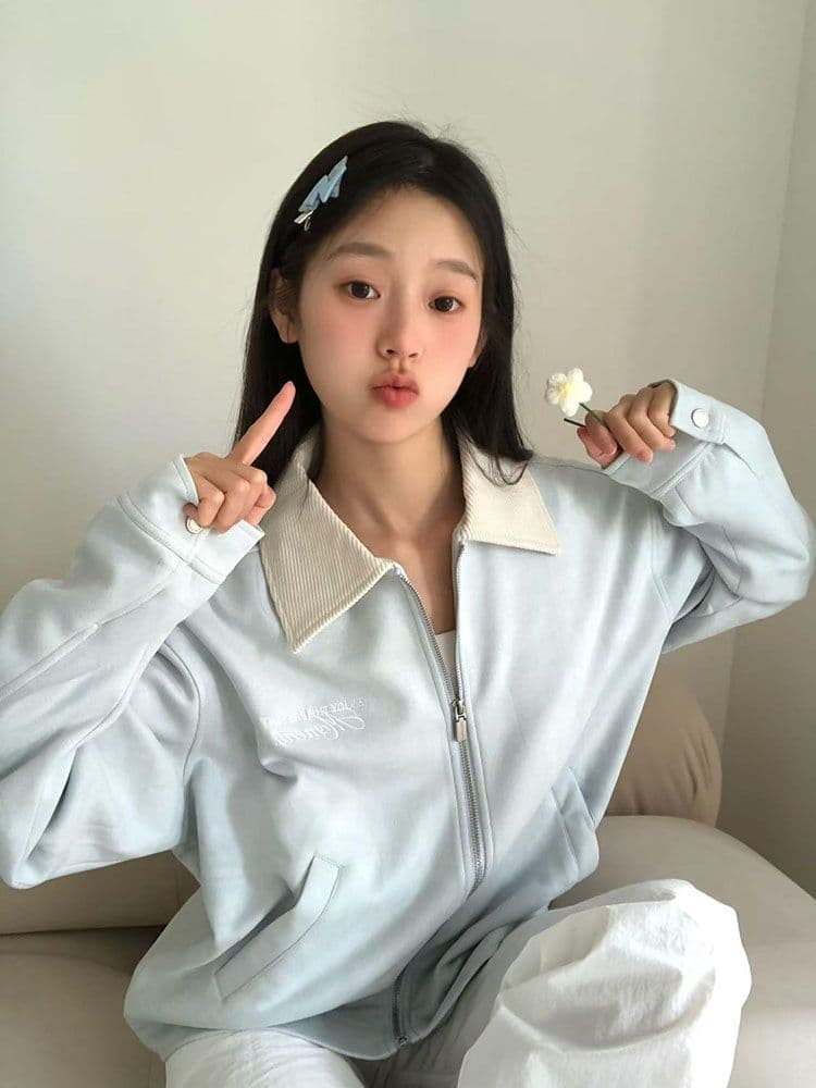 고유 한 슈퍼 잘 생긴 봄 가을 여성 코트 2026 새로운 작은 키 폴로 칼라 알파벳 자수 스웨이드 원단 재킷 맨위 상세 이미지 2