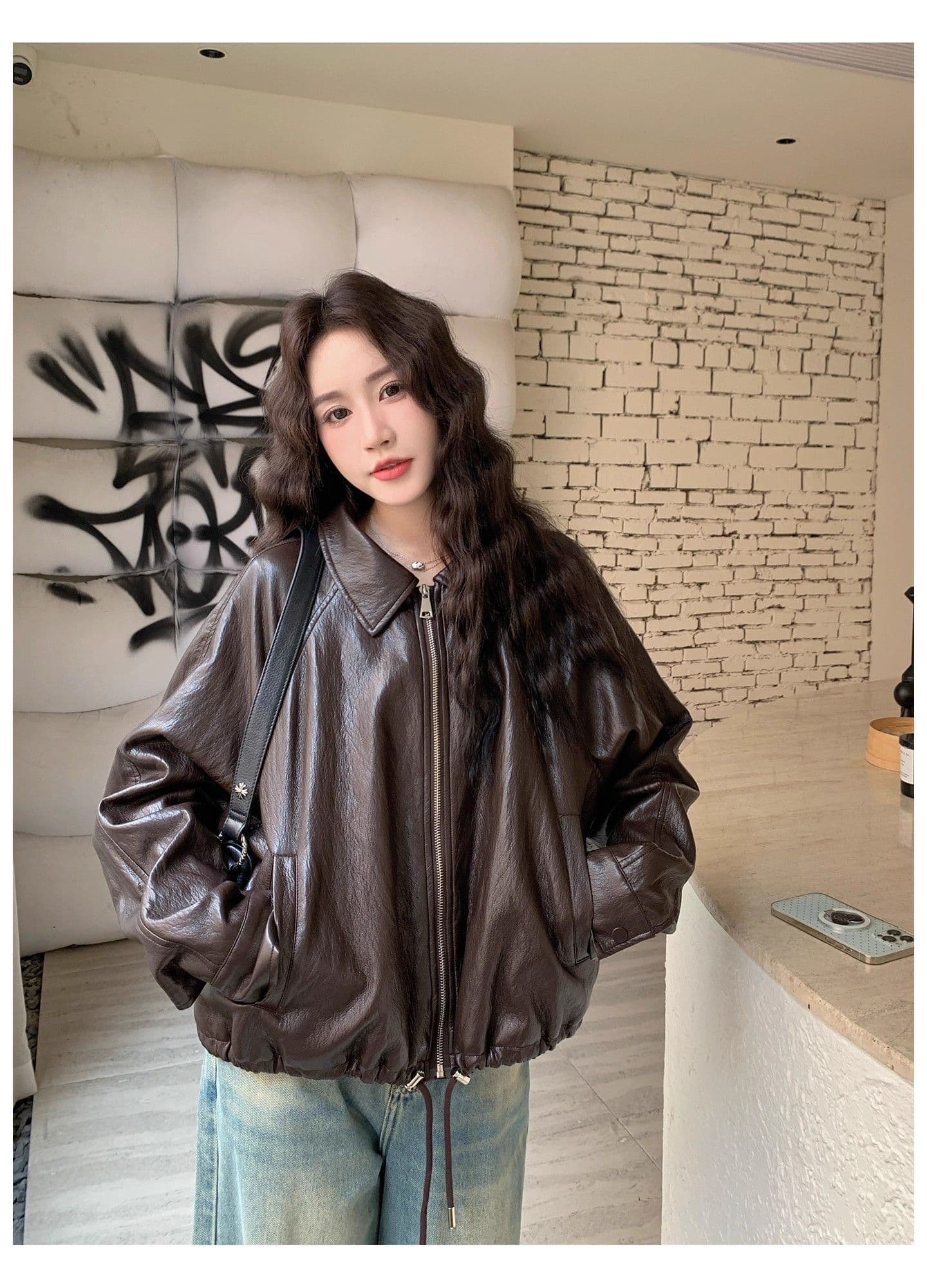 2026 가을 새로운 한 부서 품격 폴로 칼라 PU 가죽 외투 여성 짧은 펌프 로프 슬림해 보이는 오토바이 재킷 맨위 상세 이미지 6