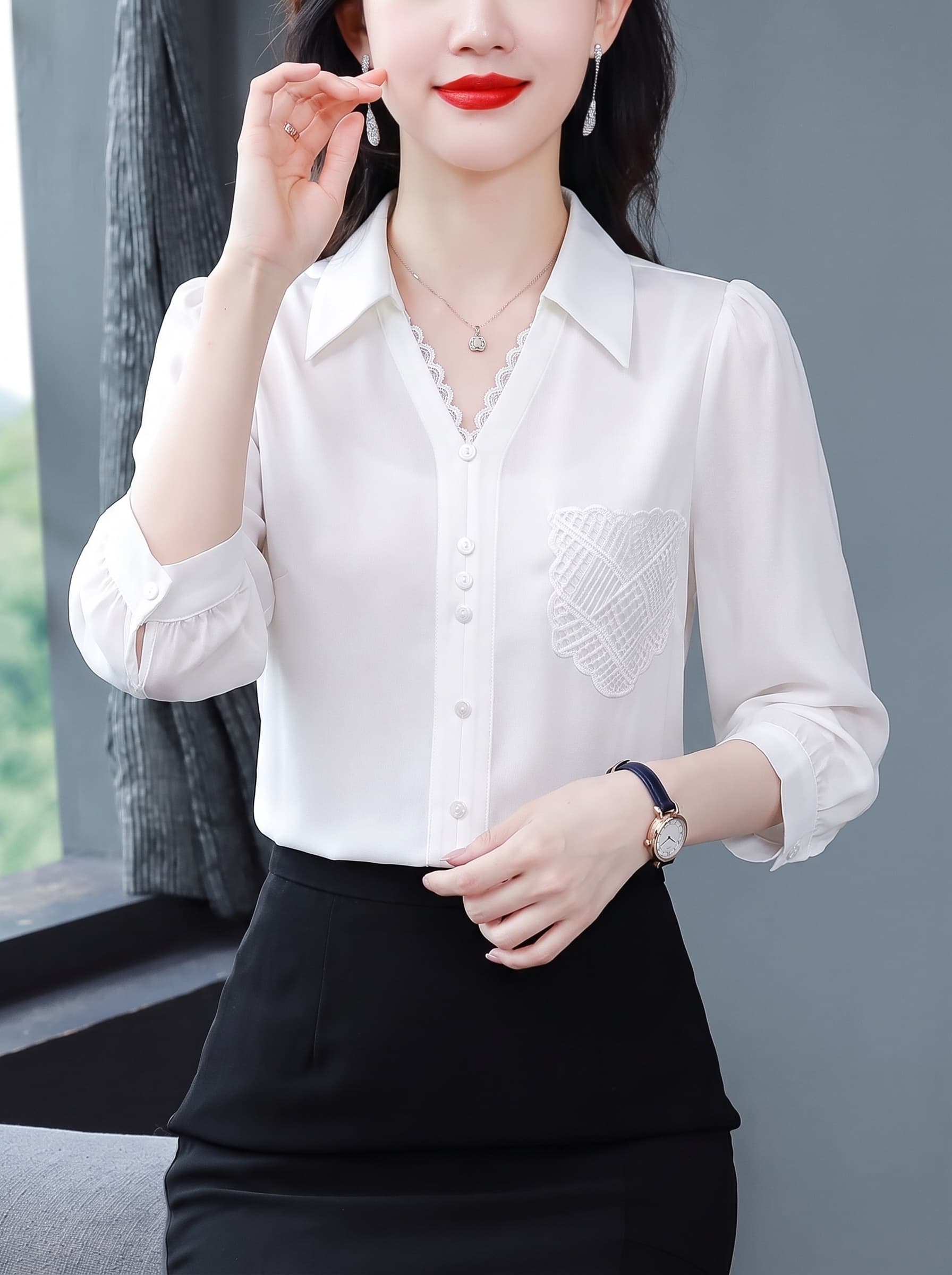 2026 새틴 화이트 여성 셔츠 7부 소매 레이스 V넥 출퇴근 맨위 고급 센스 품격 경력 쉬폰 안감 상세 이미지 1