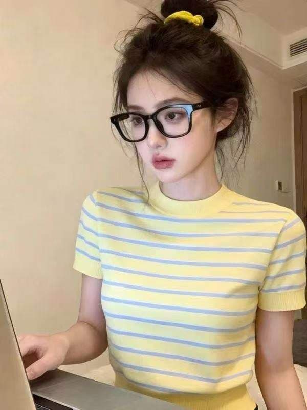 여름 황색 스트라이프 니트 스웨터 반팔 티셔츠 여성 몸매 가꾸기 슬림해 보이는 라운드 넥 디자인 센스 작은 대중 부드러운 바람 맨위
