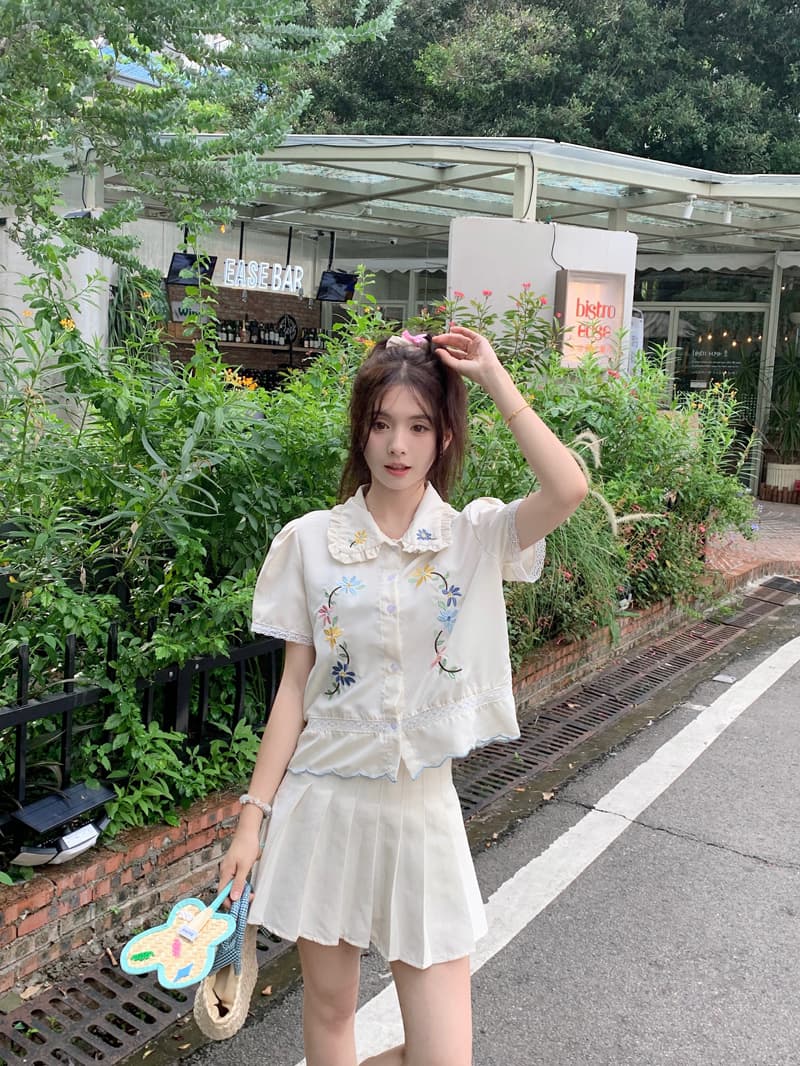 레트로 달콤함 꽃무늬 자수 베이비 칼라 여성 셔츠 2026 년 여름 새로운 디자인 센스 Chic 반팔 맨위 상세 이미지 3