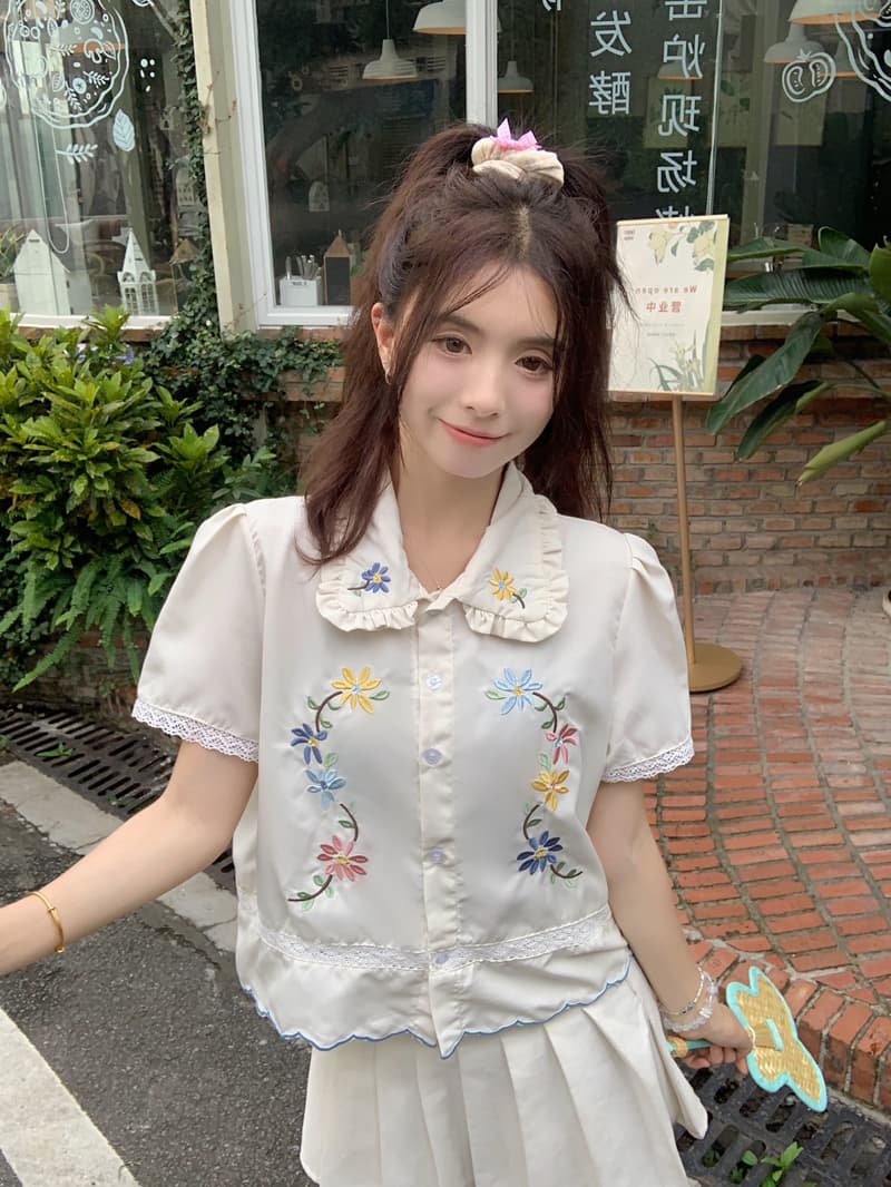 레트로 달콤함 꽃무늬 자수 베이비 칼라 여성 셔츠 2026 년 여름 새로운 디자인 센스 Chic 반팔 맨위 상세 이미지 5