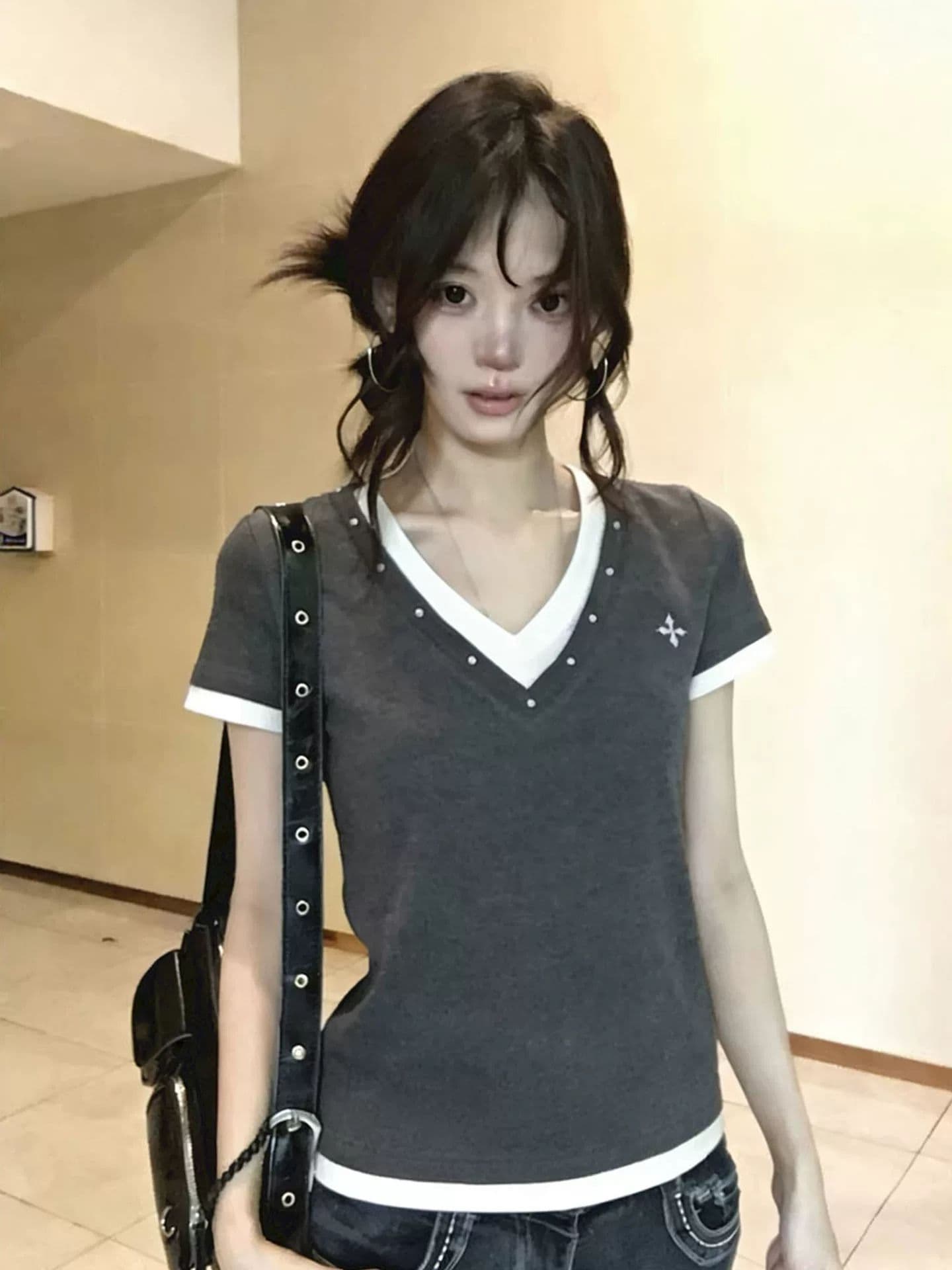 디자인 센스 배색 이중층 V넥 반팔 긍정적 인 어깨 슬림해 보이는 티셔츠 여성 2026 여름 새로운 아메리칸 가짜 이미지 2