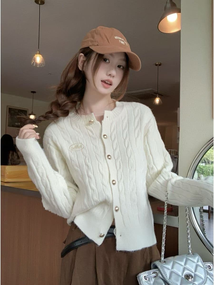 가을 여성 의류 라운드 넥 작은 샤넬 스타일 싱글 줄 버튼 오픈 가디건 꽈배기 패션 작은 대중 디자인 센스 니트 카디건 코트 트렌디 이미지 3