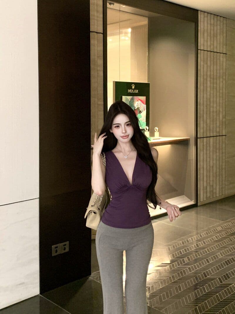 화이트 V넥 캐미솔 여름 외출용 디자인 센스 몸매 가꾸기 슬림해 보이는 핫걸 쇼트 스타일 민소매 맨위 상세 이미지 3