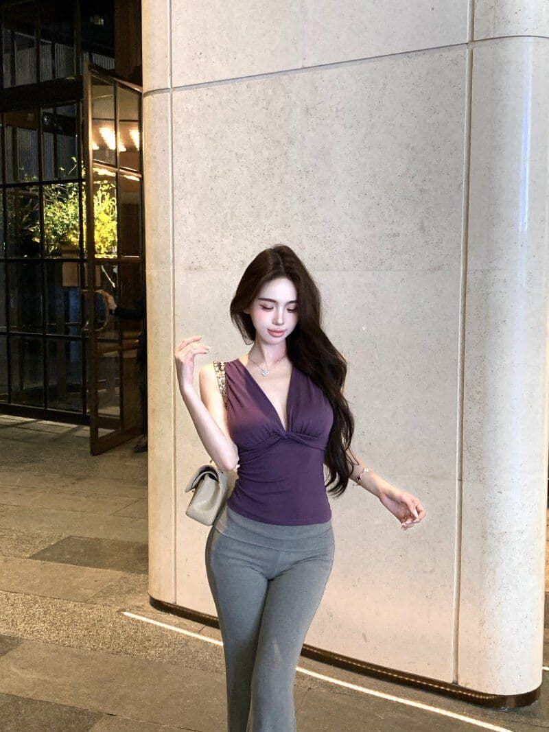 화이트 V넥 캐미솔 여름 외출용 디자인 센스 몸매 가꾸기 슬림해 보이는 핫걸 쇼트 스타일 민소매 맨위 상세 이미지 4