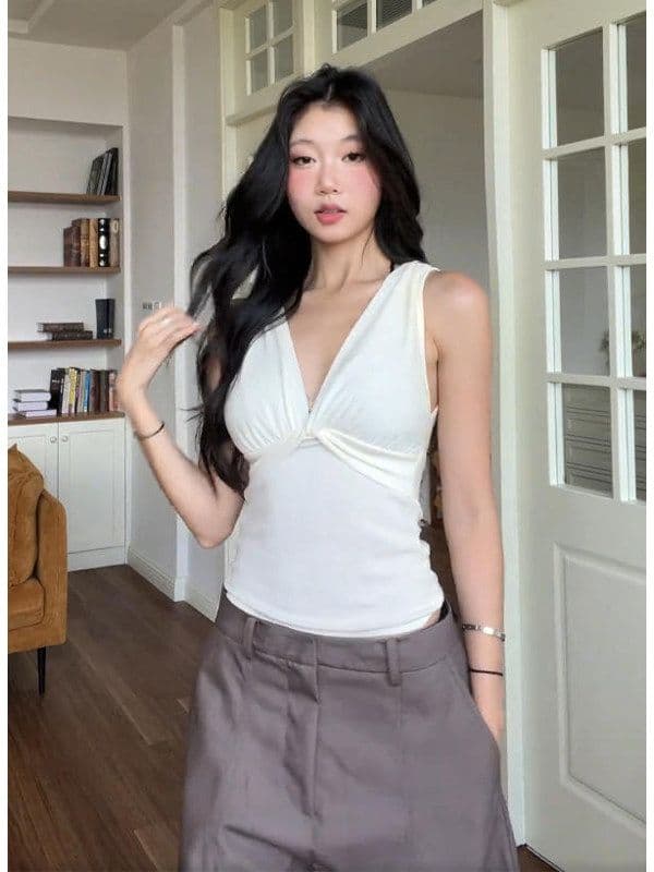 화이트 V넥 캐미솔 여름 외출용 디자인 센스 몸매 가꾸기 슬림해 보이는 핫걸 쇼트 스타일 민소매 맨위 상세 이미지 24