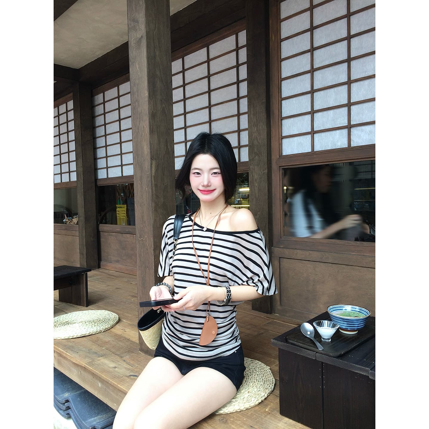 스트라이프 비스듬한 어깨 티셔츠 여성 2026 여름 작은 대중 새로운 슬림해 보이는 허리 수축 배색 오프숄더 작은 맨위 이미지 3