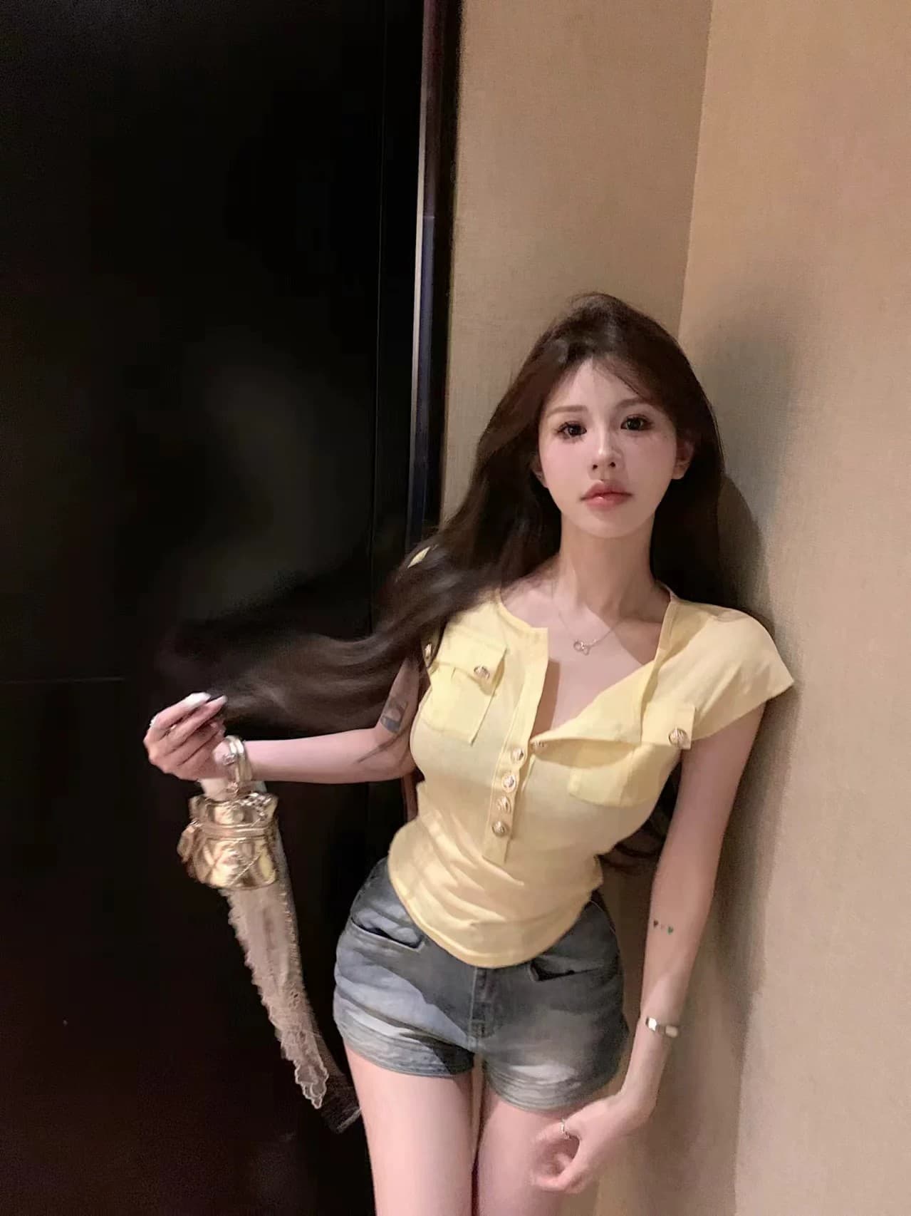 작은 날다 소매 싱글 줄 버튼 황색 맨위 순수한 욕망 바람 섹시함 티셔츠 상세 이미지 10