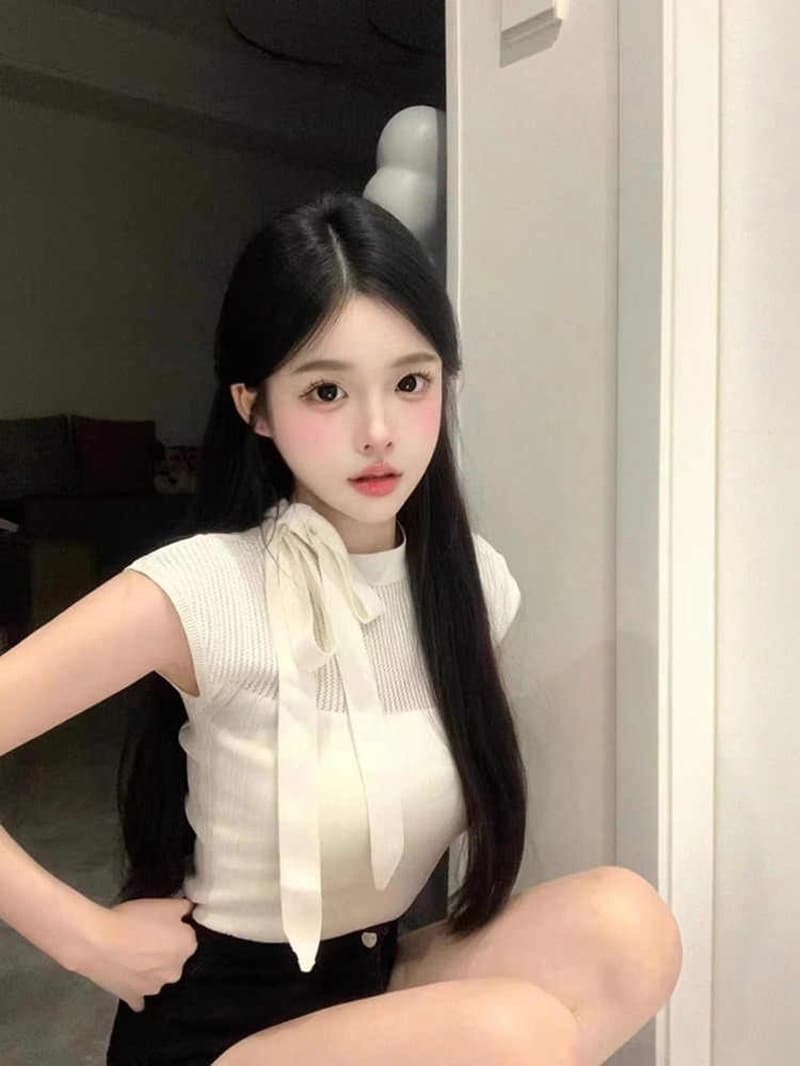 리본 스트랩 디자인 센스 작은 대중 화이트 라운드 넥 반팔 티셔츠 여성 2026 여름 새로운 품격 니트 맨위 상세 이미지 6