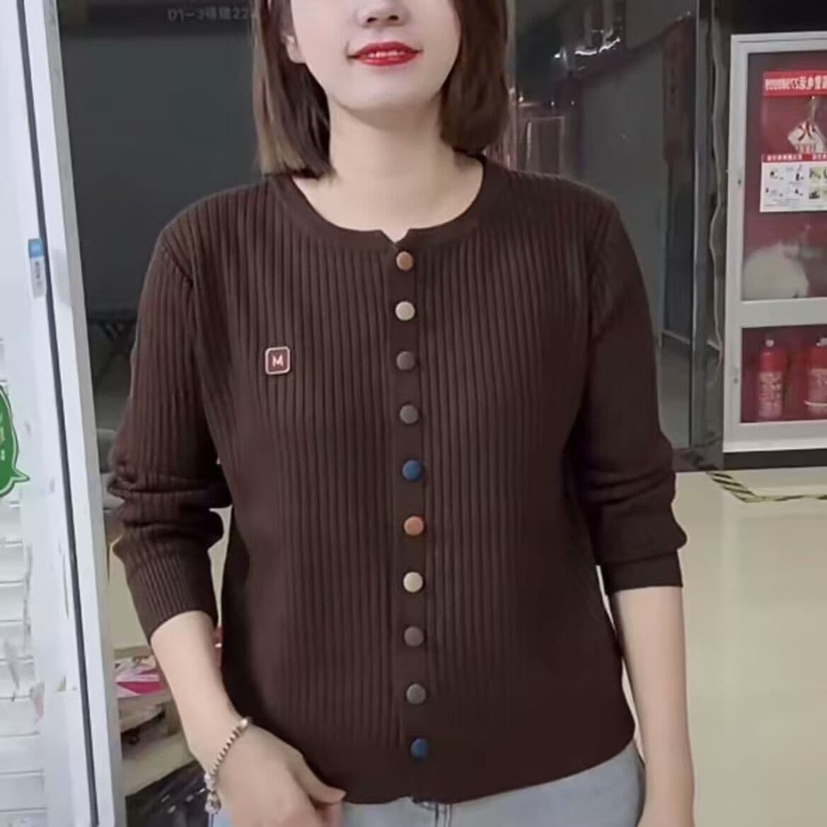 2026 봄 가을 새로운 기본 셔츠 색상 단추 디자인 센스 다용도 슬림해 보이는 스웨터 여성 뜨개질 오픈 가디건 외부 가져 가라. 상세 이미지 25