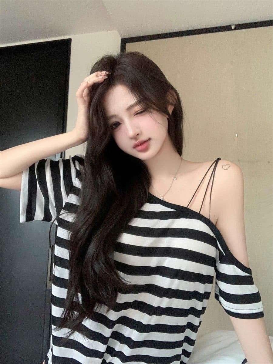 느긋한 느슨함 센스 오프숄더 슬림해 보이는 반소매 맨위 여성 여름 불규칙 디자인 스트라이프 스트랩 비스듬한 어깨 티셔츠 상세 이미지 4