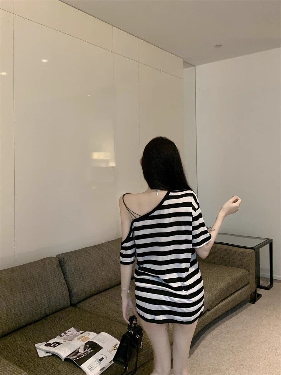 느긋한 느슨함 센스 오프숄더 슬림해 보이는 반소매 맨위 여성 여름 불규칙 디자인 스트라이프 스트랩 비스듬한 어깨 티셔츠 상세 이미지 8